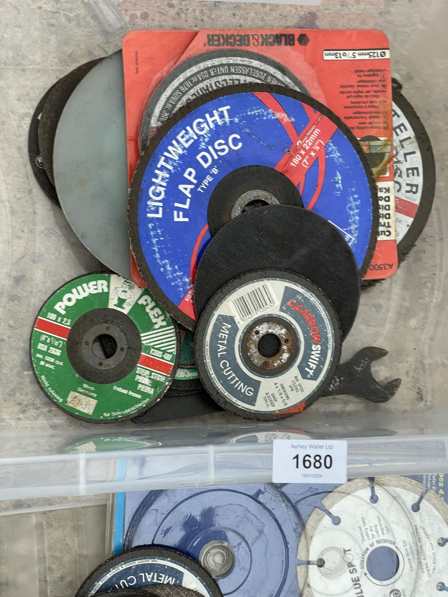 AN ASSORTMENT OF ITEMS TO INCLUDE TWO VOLT METERS AND GRINDING DISCS ETC - Image 4 of 4