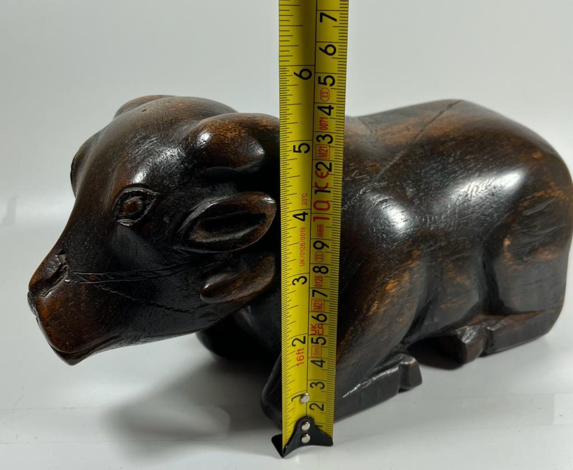 A VINTAGE AFRICAN TRIBAL HARDWOOD MODEL OF A RAM WITH SECRET UNDER CARRIAGE COMPARTMENT, LENGTH 27 - Image 6 of 7