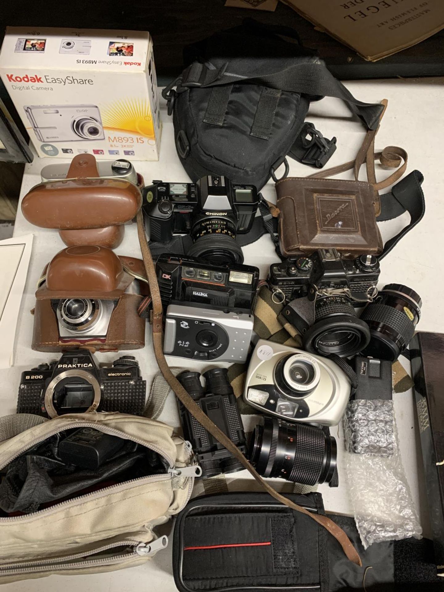 A COLLECTION OF VINTAGE CAMERAS AND ACCESSORIES TO INCLUDE PRAKTICA, CHINON, REGULETTE, KODAK, ETC - Image 2 of 3