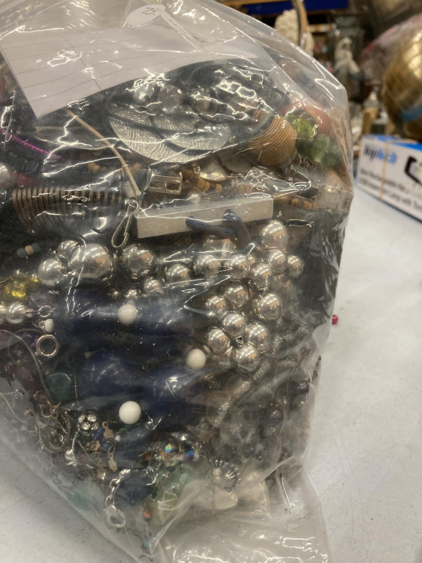A LARGE QUANTITY OF UNSORTED COSTUME JEWELLERY - 5KG - Image 3 of 5