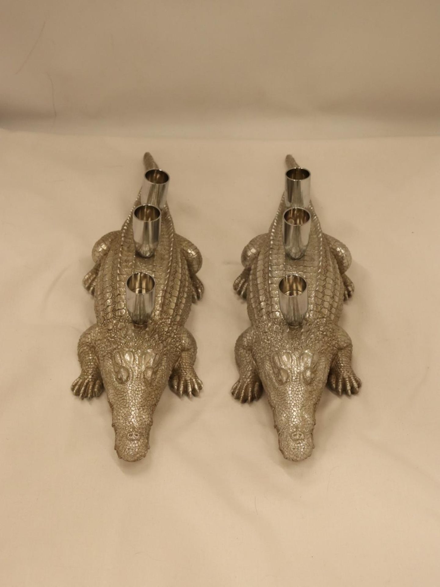 A PAIR OF HEAVY SILVER COLOURED CROCODILE CANDLE HOLDERS, LENGTH 44CM - Image 4 of 4