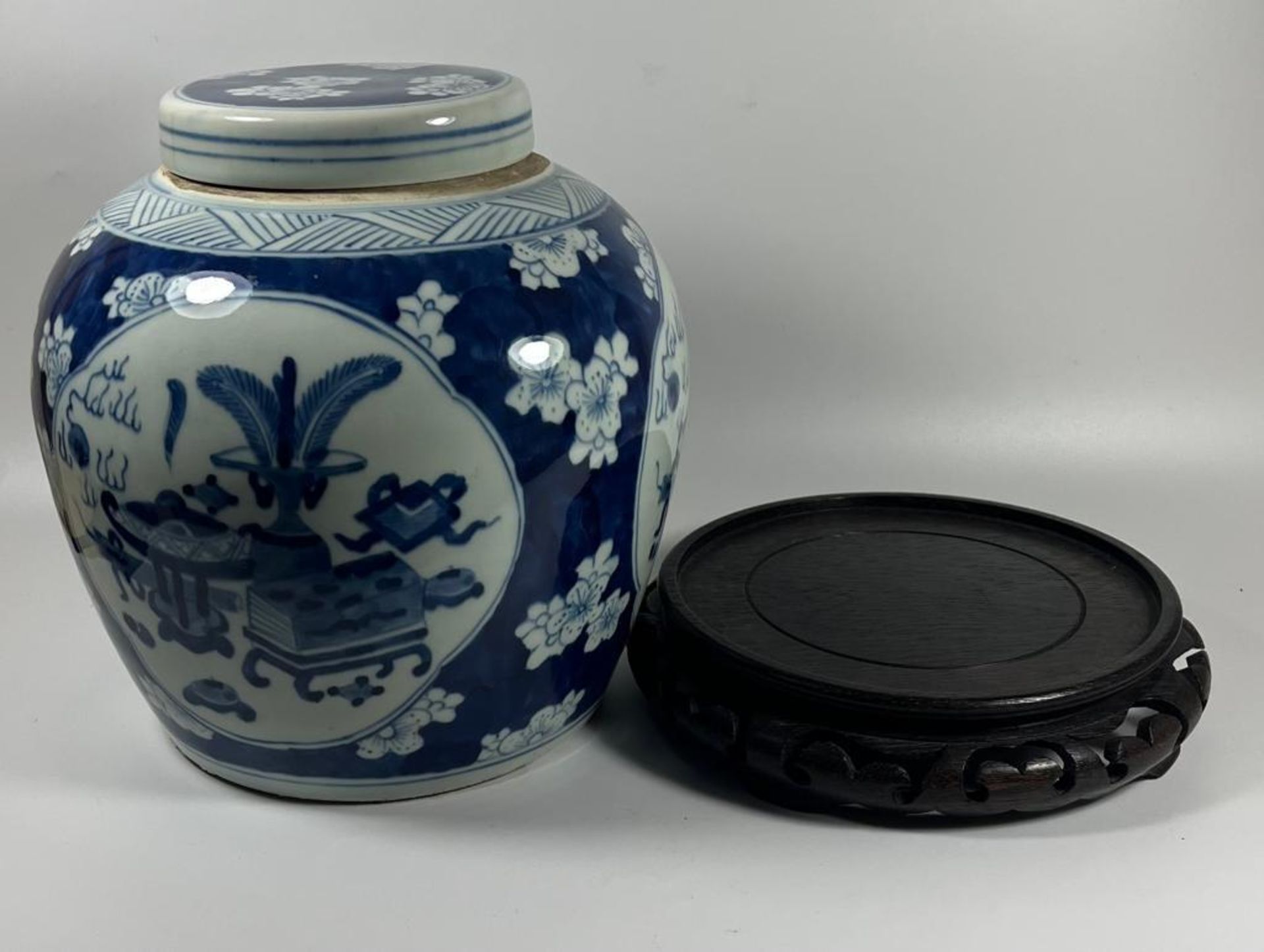 A LARGE CHINESE BLUE AND WHITE PRUNUS BLOSSOM 'OBJECTS' PATTERN PORCELAIN GINGER JAR ON CARVED - Image 4 of 7