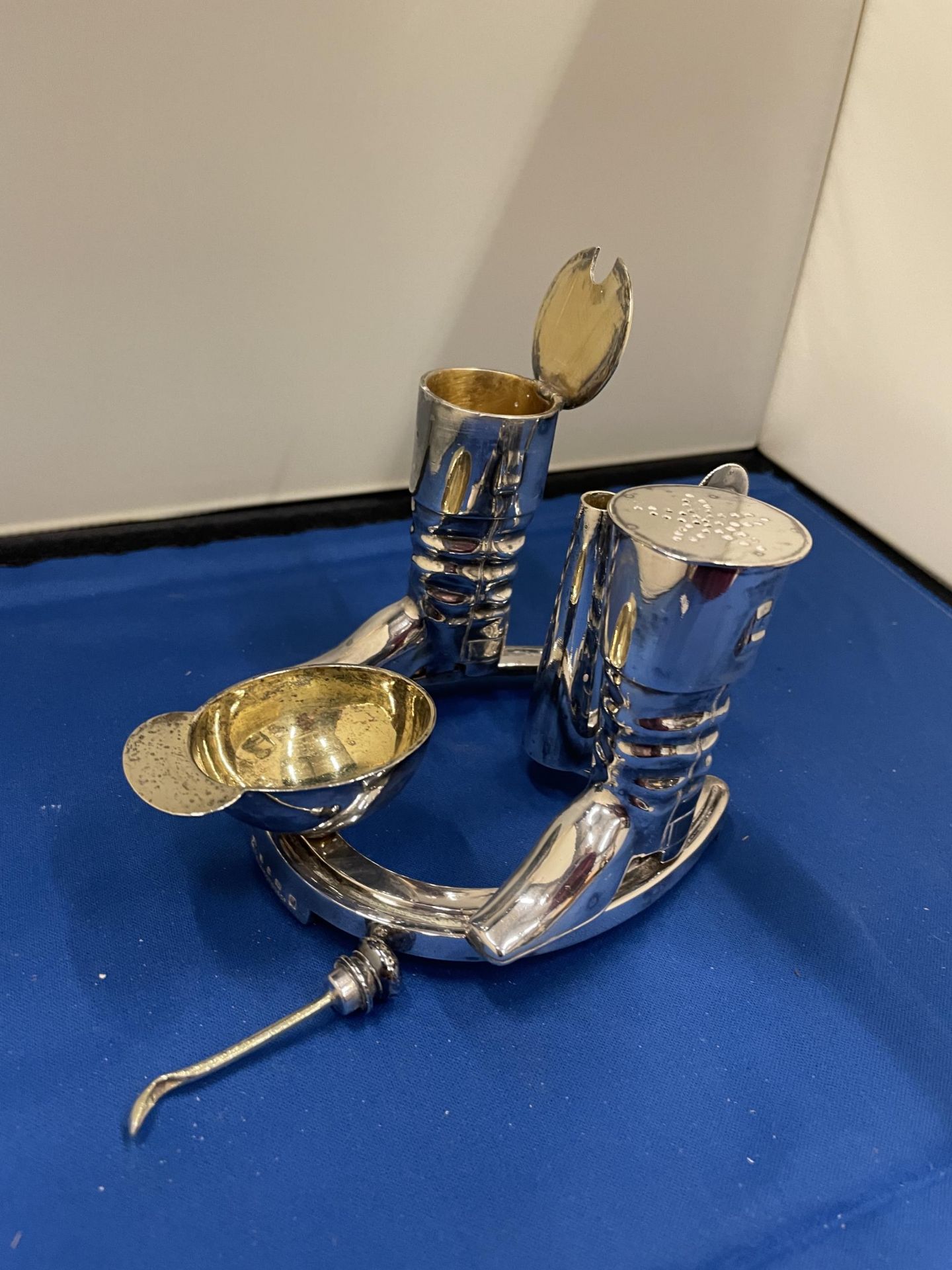 AN ELKINGTON SILVER PLATED CRUET SET IN THE GUISE OF RIDING BOOTS AND HAT ST ON A HORSE SHOE BASE - Image 4 of 4