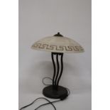 A HEAVY VINTAGE STYLE TABLE LAMP WITH METAL BASE AND GLASS SHADE, HEIGHT APPROX 42CM