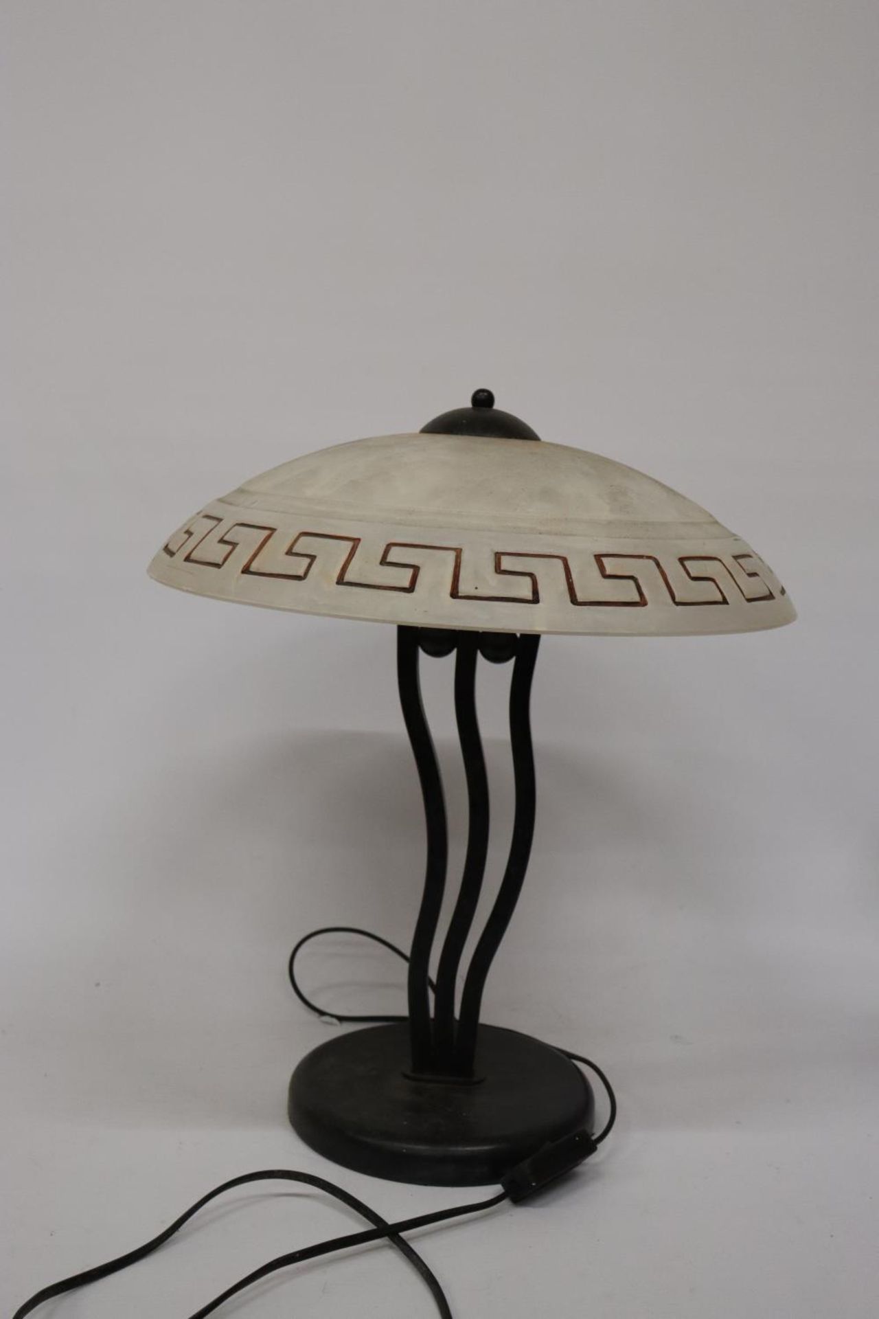 A HEAVY VINTAGE STYLE TABLE LAMP WITH METAL BASE AND GLASS SHADE, HEIGHT APPROX 42CM