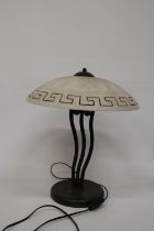 A HEAVY VINTAGE STYLE TABLE LAMP WITH METAL BASE AND GLASS SHADE, HEIGHT APPROX 42CM