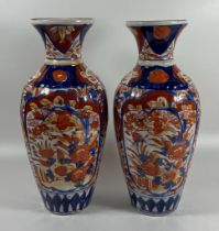 A PAIR OF JAPANESE MEIJI PERIOD (1868-1912) IMARI VASES, A/F, HEIGHT 25.5 CM