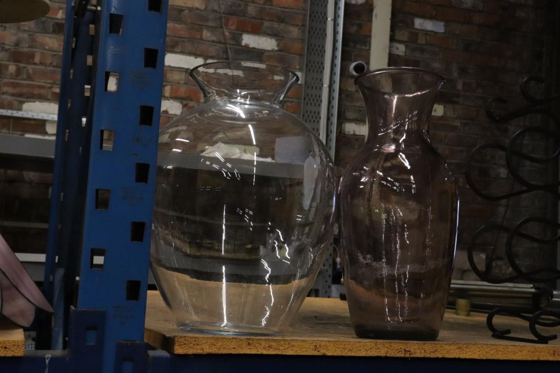 TWO LARGE GLASS VASES, 43CM AND 45CM - Bild 2 aus 4