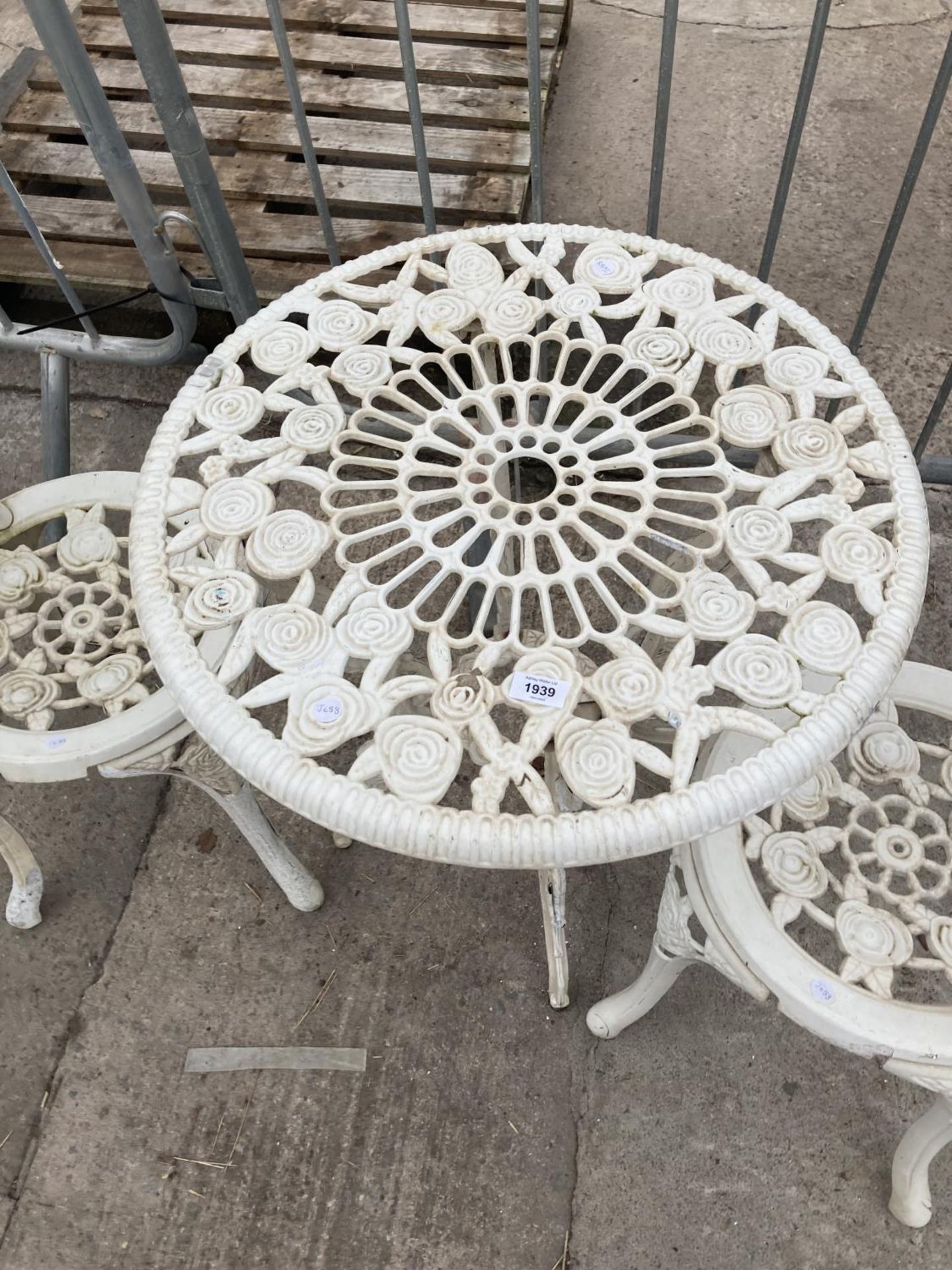 A VINTAGE STYLE METAL BISTRO SET COMPRISING OF A ROUND TABLE AND TWO CHAIRS - Image 3 of 3