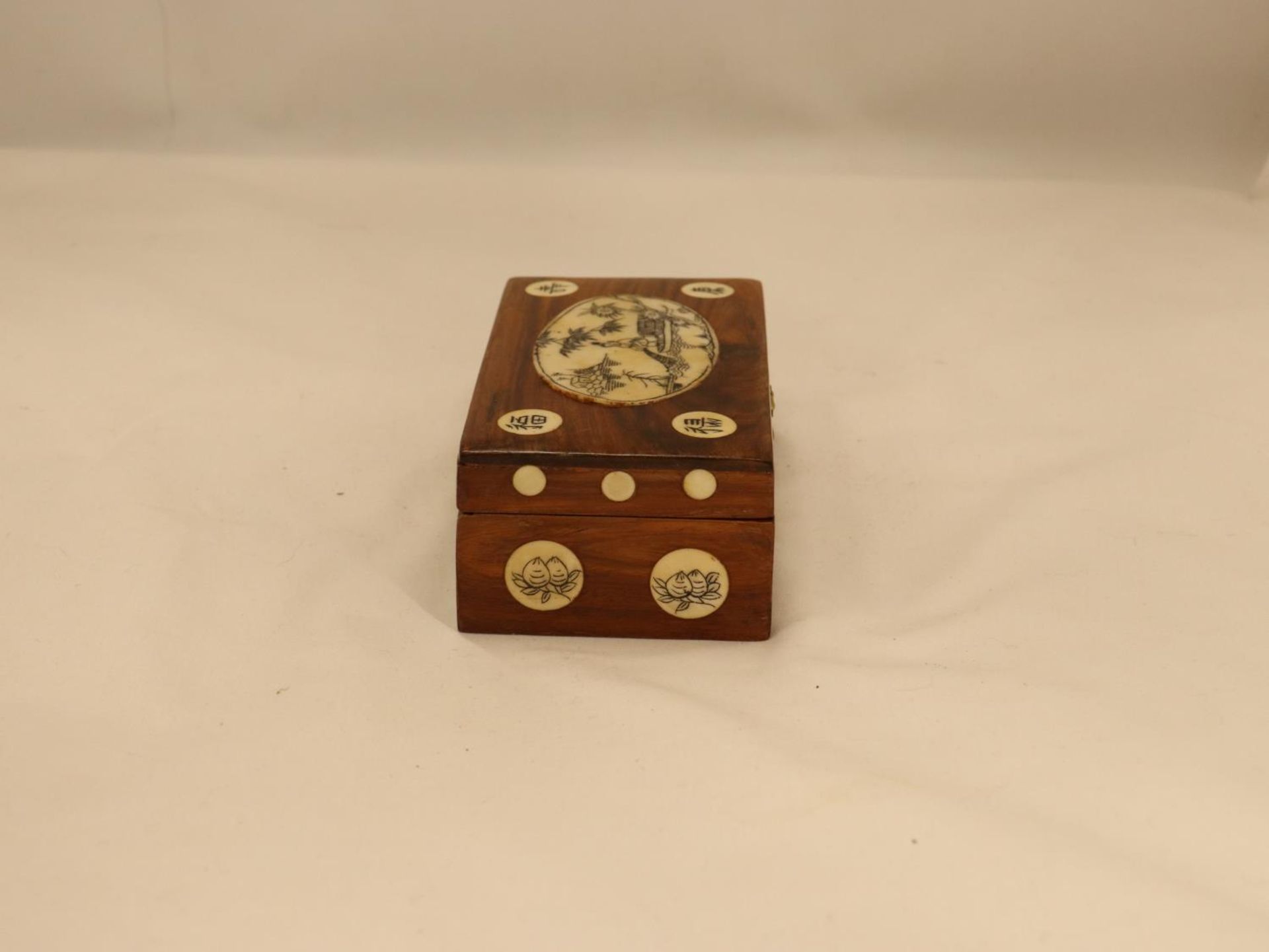 AN ORIENTAL BOX WITH BONE INLAY - Image 4 of 4