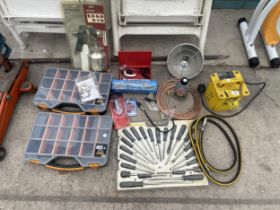 AN ASSORTMENT OF TOOLS AND HARDWARE TO INCLUDE AN AS NEW SUCTION SPRAY GUN, COPPER PIPE, SCREWDRIVER