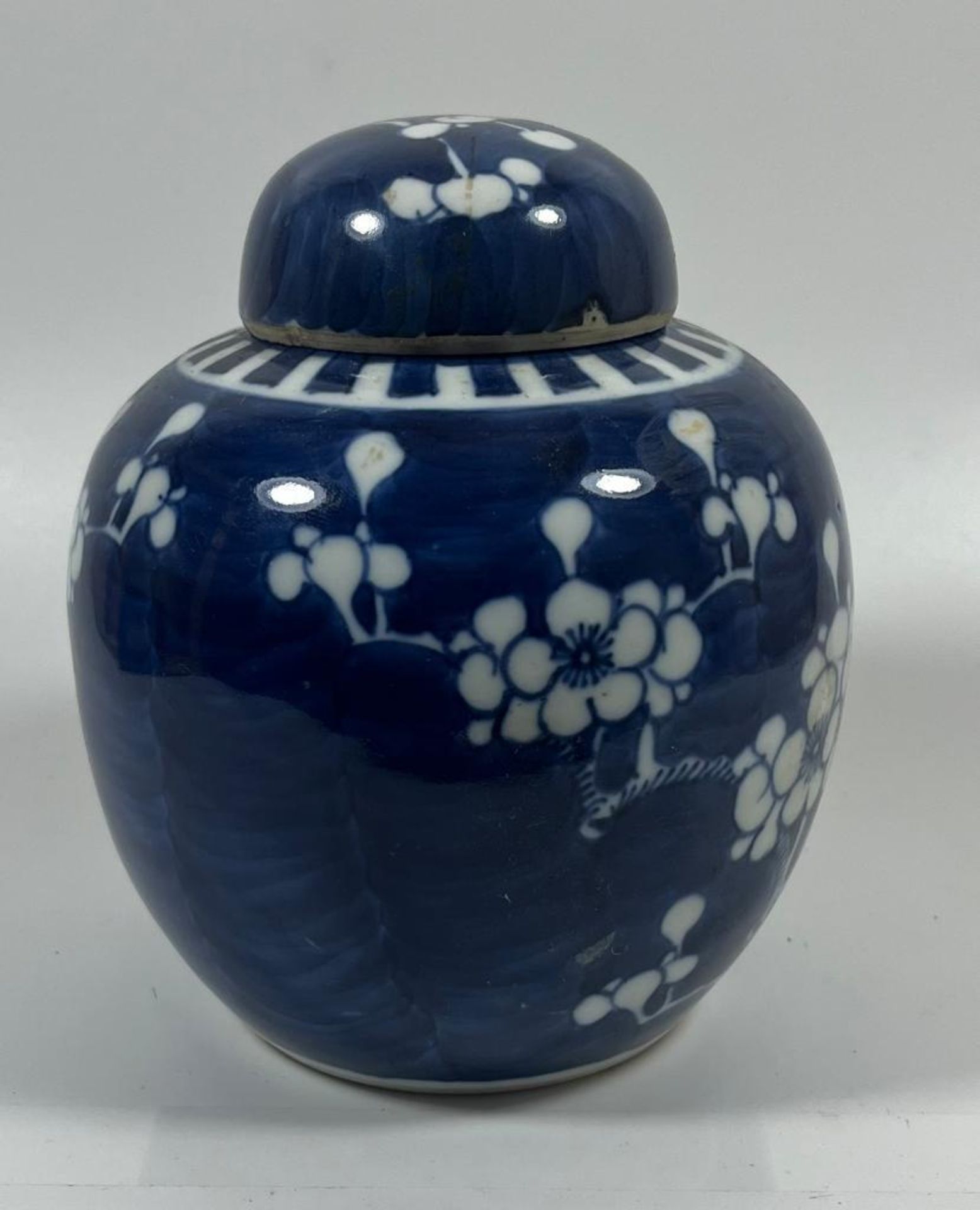 A CHINESE PRUNUS BLOSSOM GINGER JAR WITH DOUBLE RING MARK TO BASE, ON CARVED WOODEN STAND, HEIGHT 18 - Bild 4 aus 6