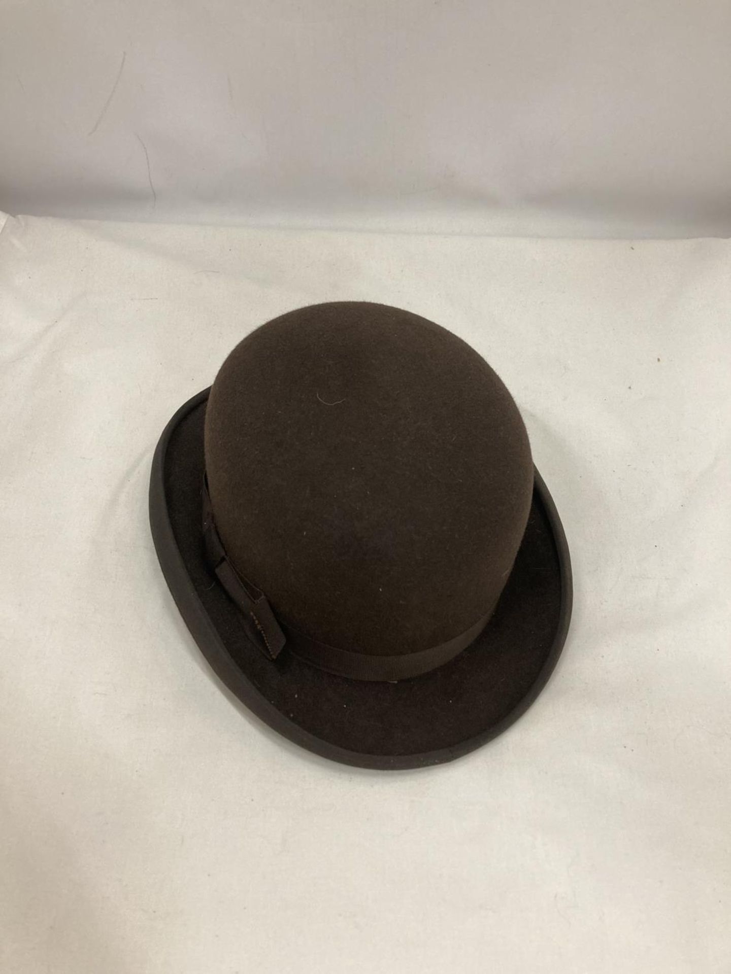 A CHRISTY'S LONDON BOWLER HAT, SIZE 6 7/8, A G A DUNN & CO LTD TRILBY HAT PLUS A VINTAGE LADIES HAT - Image 3 of 9