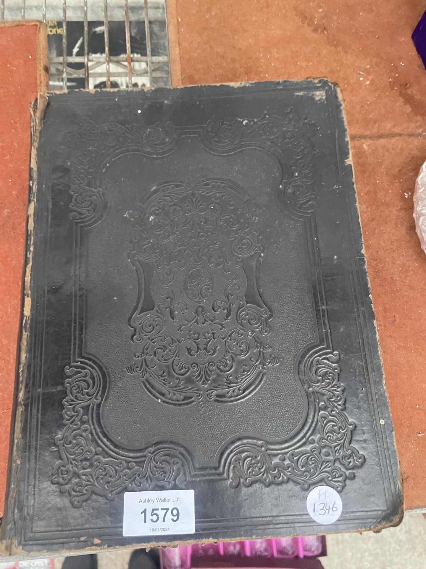 A VINTAGE LEATHER BOUND HOLY BIBLE - Image 3 of 7