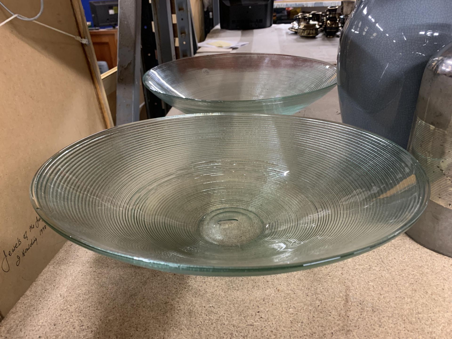 TWO LARGE GLASS BOWLS TOGETHER WITH VASES AND LARGE STONE PLANTER - Bild 3 aus 5