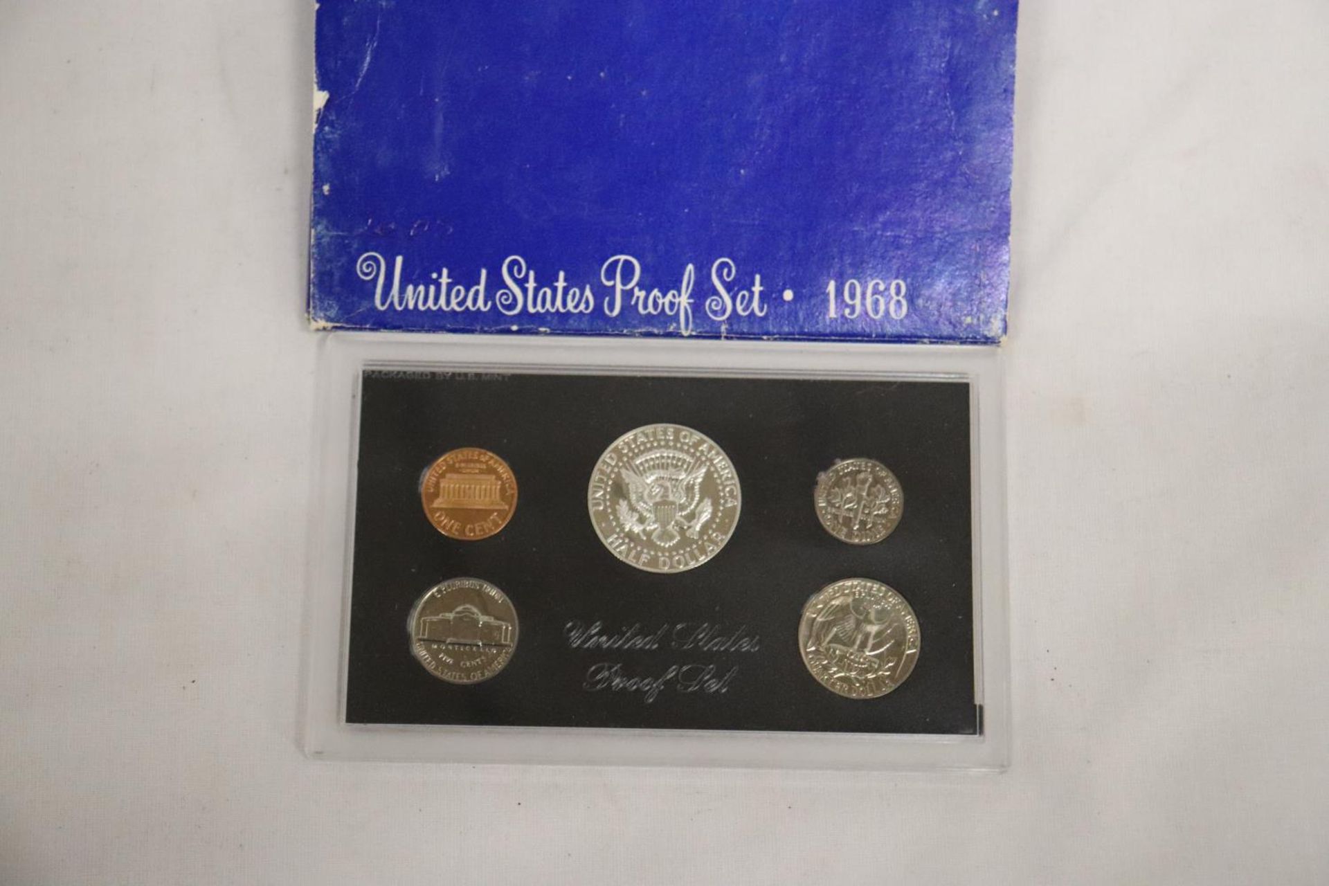 A 1968 UNITED STATES PROOF SET OF COINS - Image 4 of 5