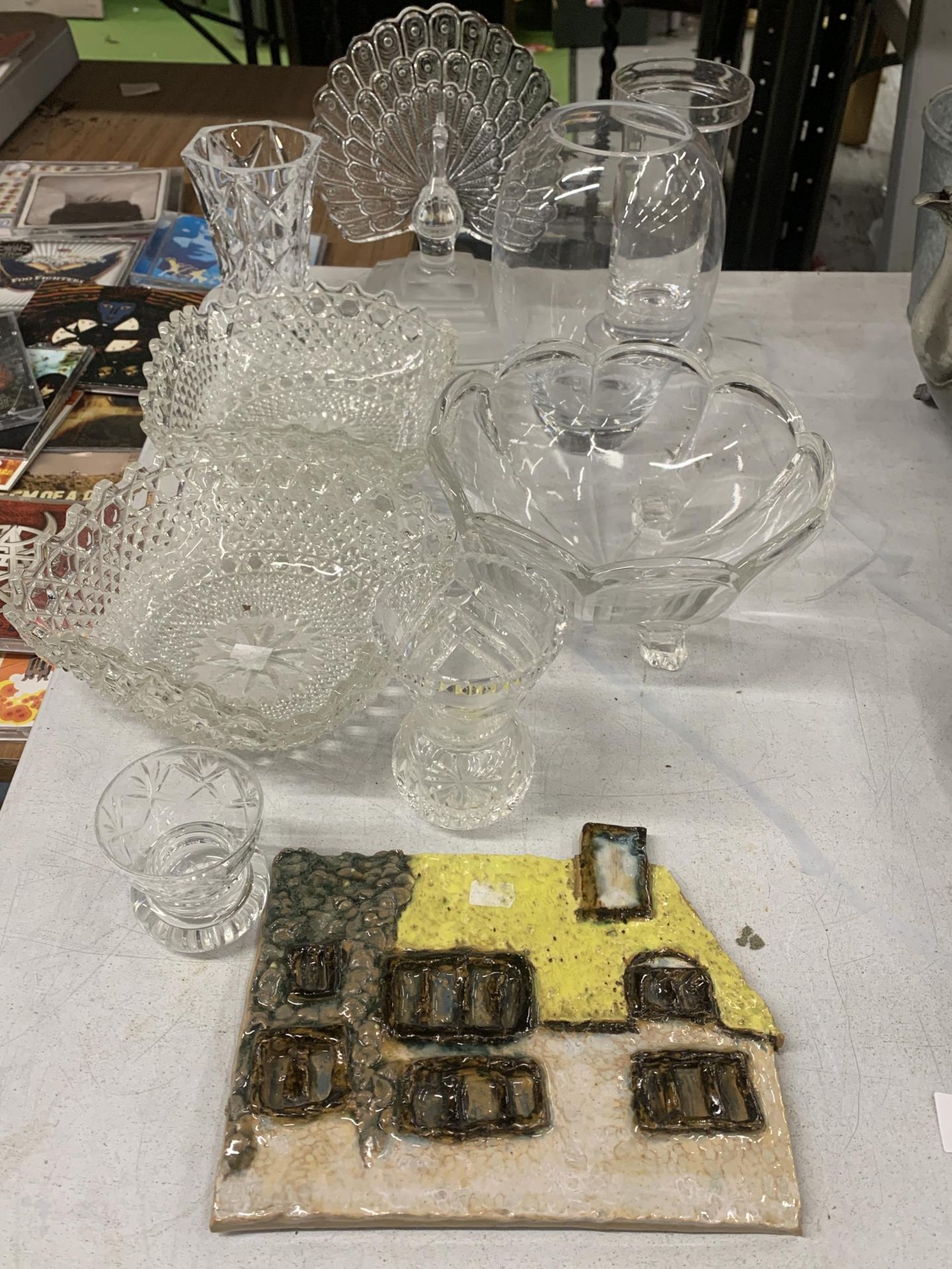 A QUANTITY OF GLASSWARE TO INCLUDE A PEACOCK, BOWLS, VASES, COTTAGE, ETC.,