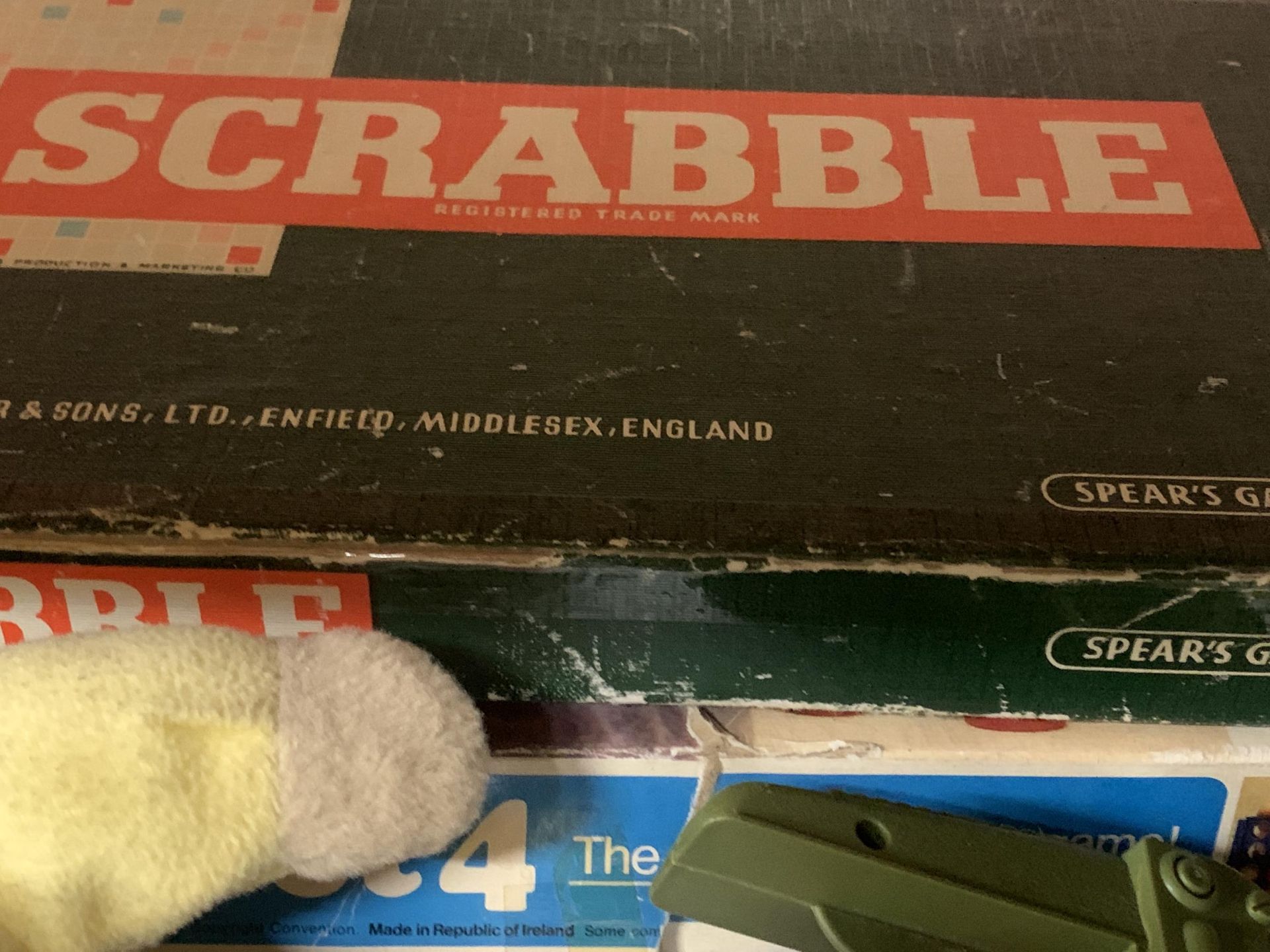 A MIXED LOT OF TOYS TO INCLUDE A PLAY-DOH MAT, SCRABBLE AND CONNECT 4, VEHICLES, PAINT, FIGURES, - Bild 2 aus 4