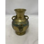 A VINTAGE BRASS VASE WITH ENAMELLED DETAIL, HEIGHT 17CM