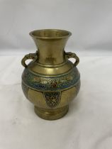 A VINTAGE BRASS VASE WITH ENAMELLED DETAIL, HEIGHT 17CM