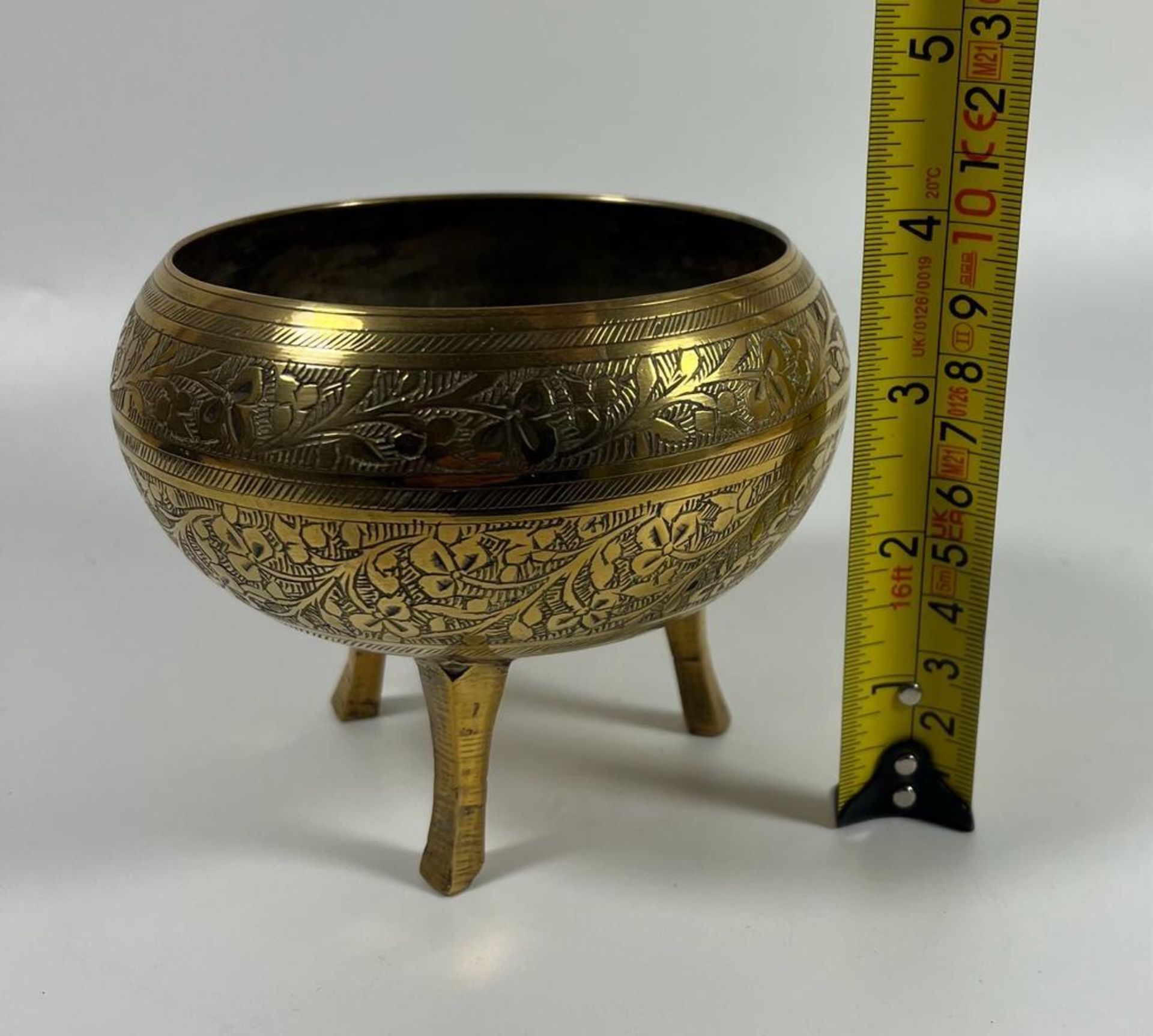 A VINTAGE MIDDLE EASTERN BRASS TRIPOD CENSOR / POT, HEIGHT 10CM - Image 4 of 4