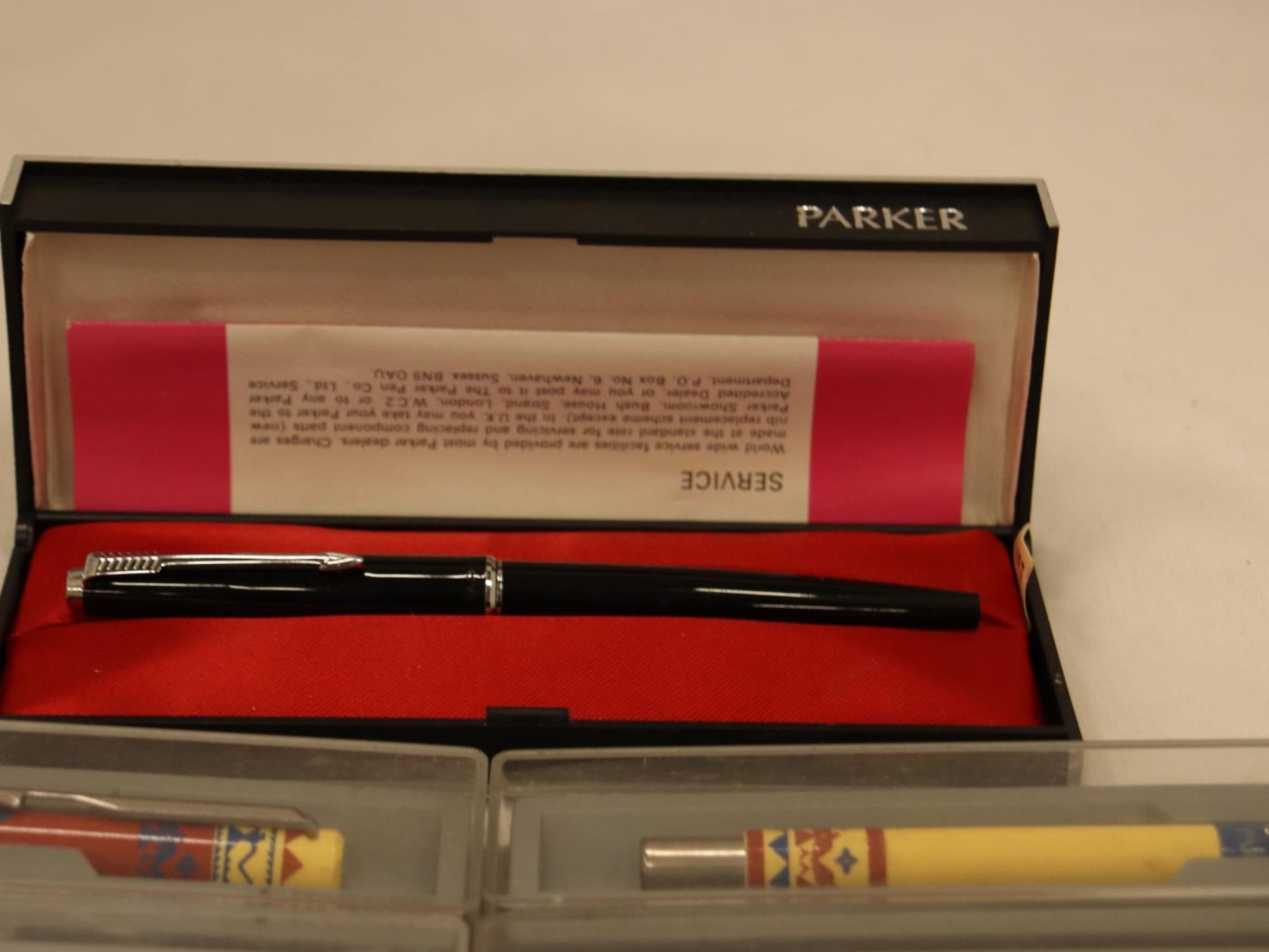 FIVE BOXED PARKER PENS PLUS A PARKER BADGE - Bild 3 aus 6