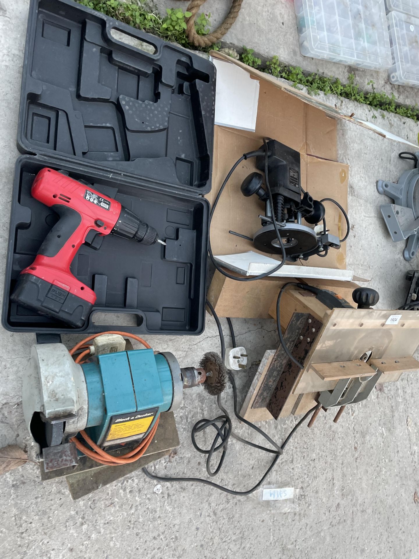 AN ASSORTMENT OF POWER TOOLS TO INCLUDE A BLACK AND DECKER BENCH GRINDER AND A ROUTER ETC - Image 2 of 2