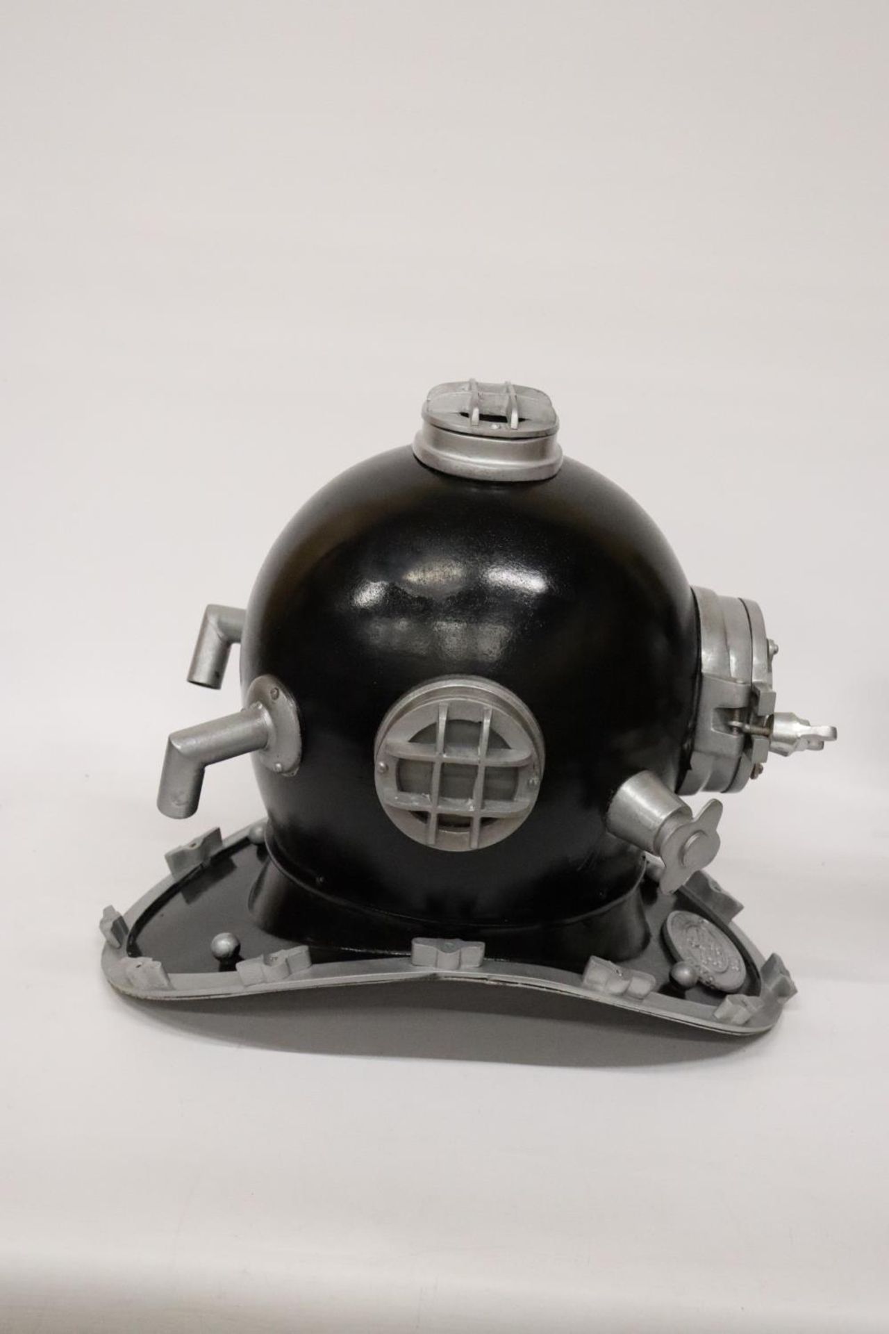 A LARGE CAST REPLICA DIVERS HELMET, HEIGHT APPROX 40CM - Image 5 of 6