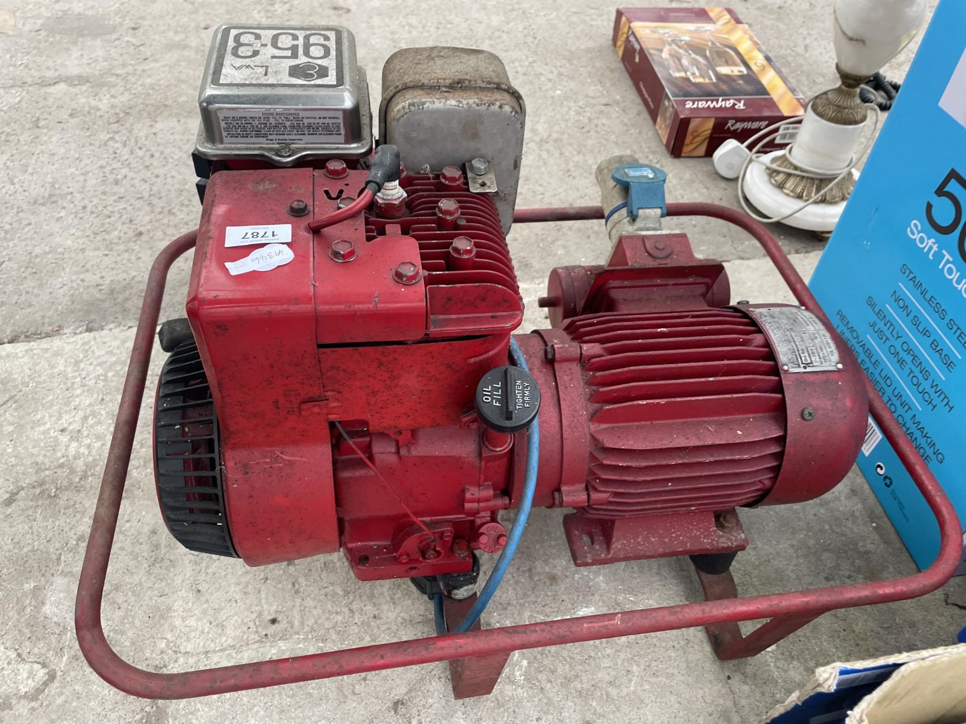 A BRIGGS AND STRATTON 5HP PETROL GENERATOR - Image 4 of 4