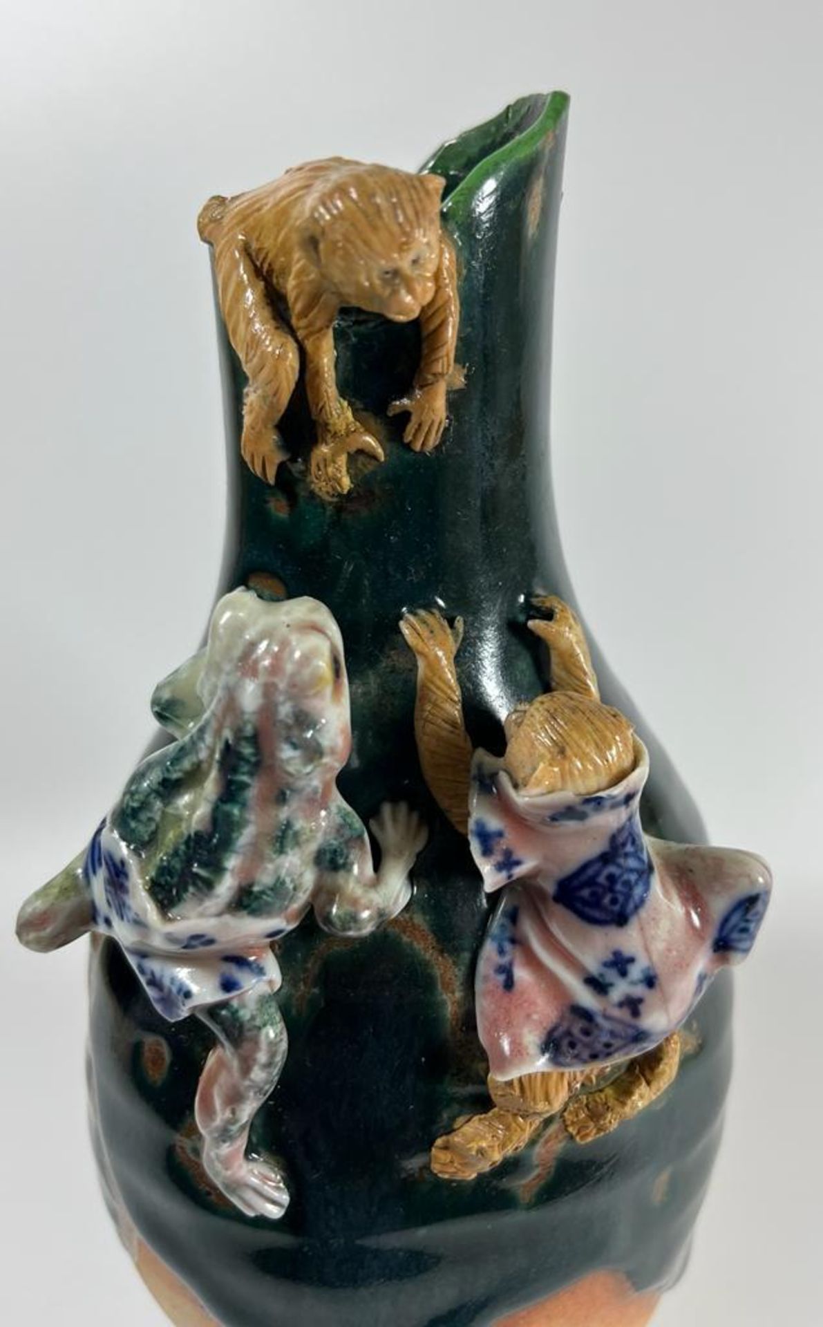 AN UNUSUAL JAPANESE STONEWARE VASE WITH RELIEF MOULDED MONKEY AND TOAD / FROG DESIGN, SIGNED, HEIGHT - Image 2 of 7