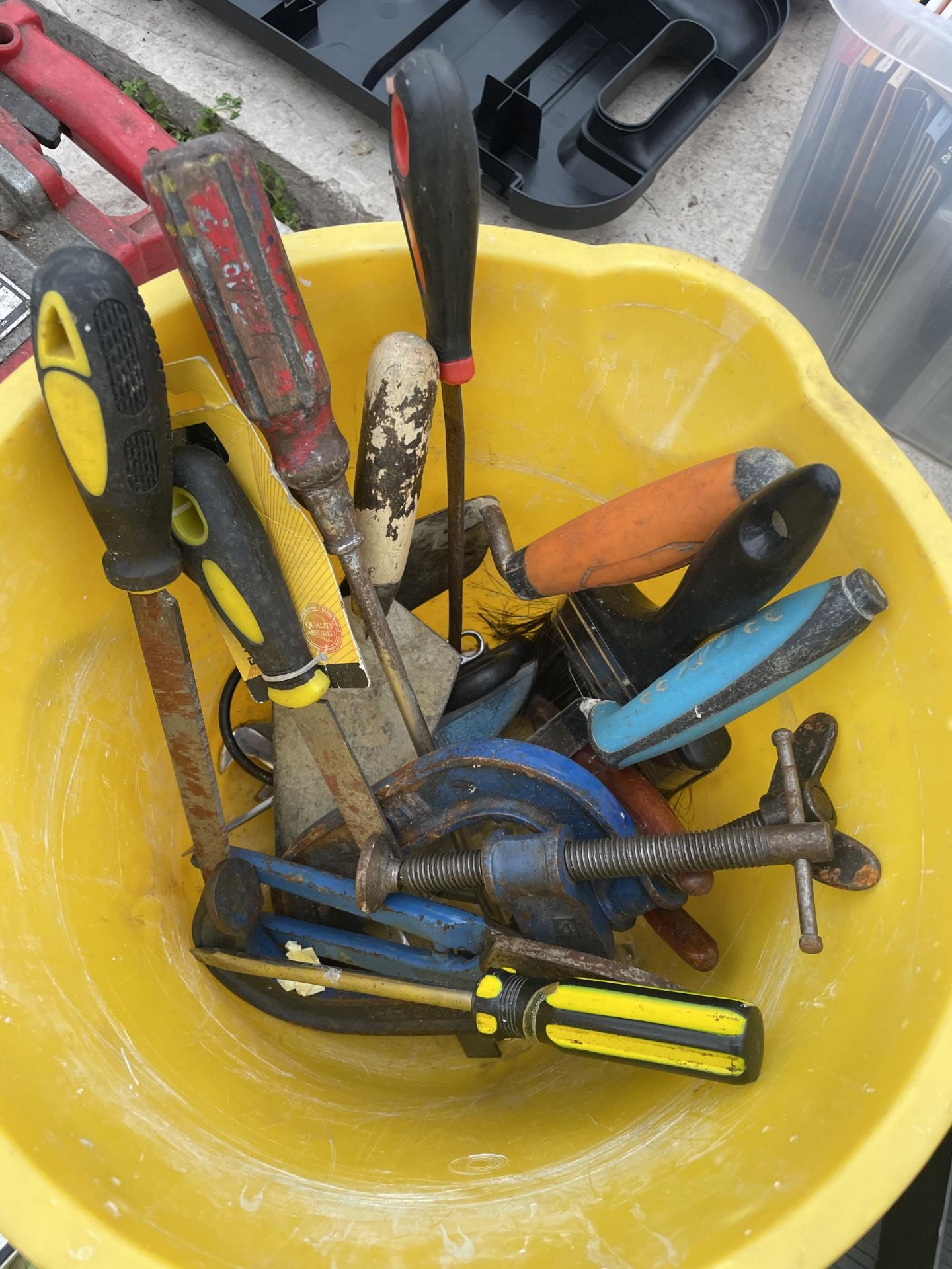 A COLLECTION OF VARIOUS HAND TOOLS TO INCLUDE A TOOLBOX AND CONTENTS, G-CLAMP, CHISELS, ETC - Image 3 of 4