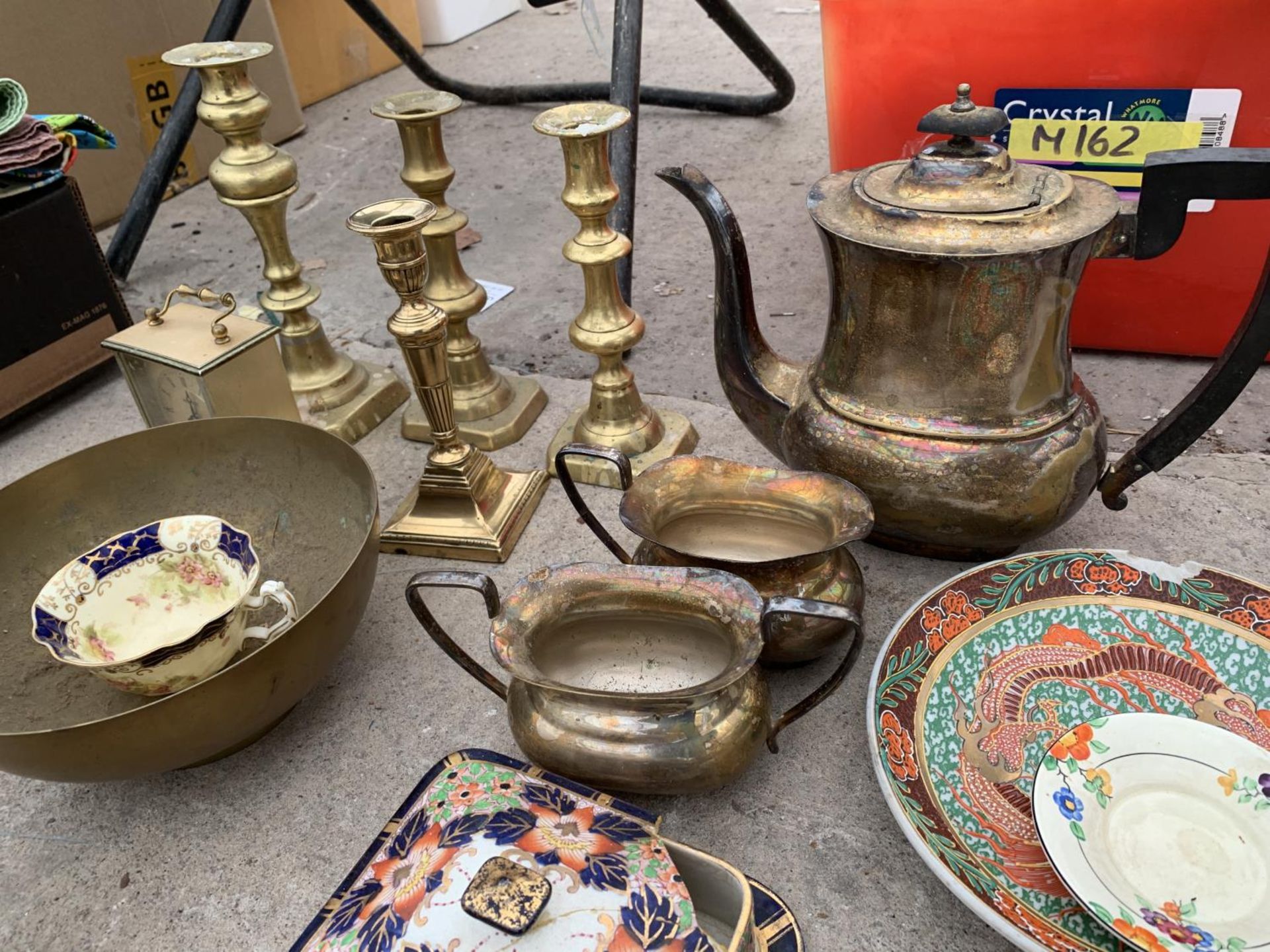 A COLLECTION OF BRASS, SILVER PLATE AND CERAMIC ITEMS TO INCLUDE CANDLESTICKS, ETC - Image 3 of 3