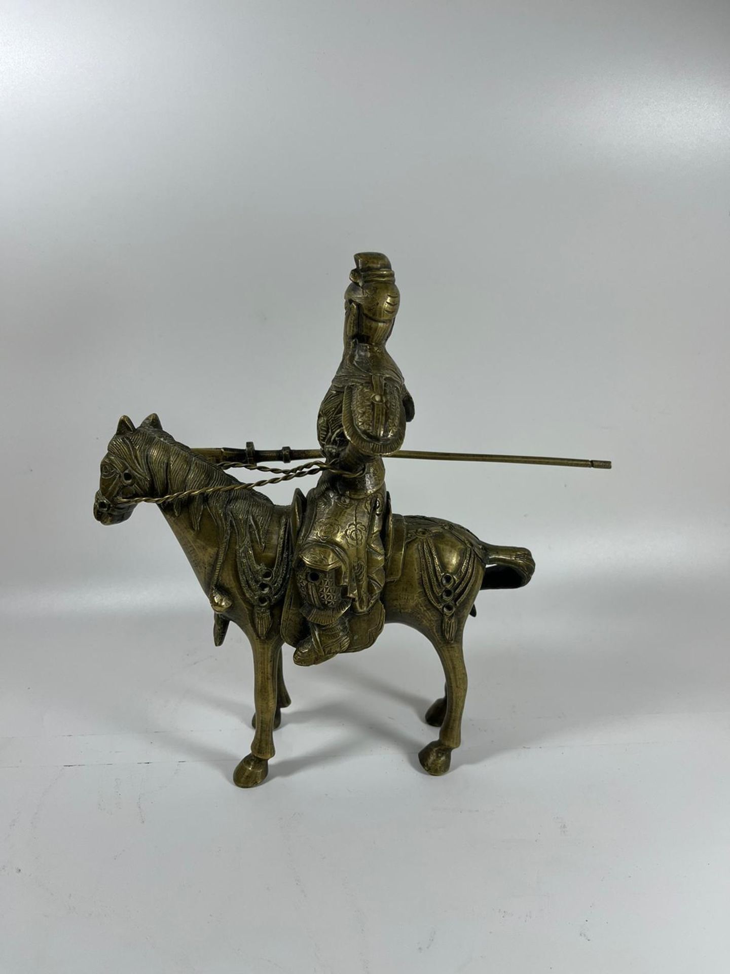 A VINTAGE CHINESE BRASS FIGURE OF A WARRIOR ON HORSEBACK WITH JEWEL DESIGN, HEIGHT 24CM - Image 2 of 5