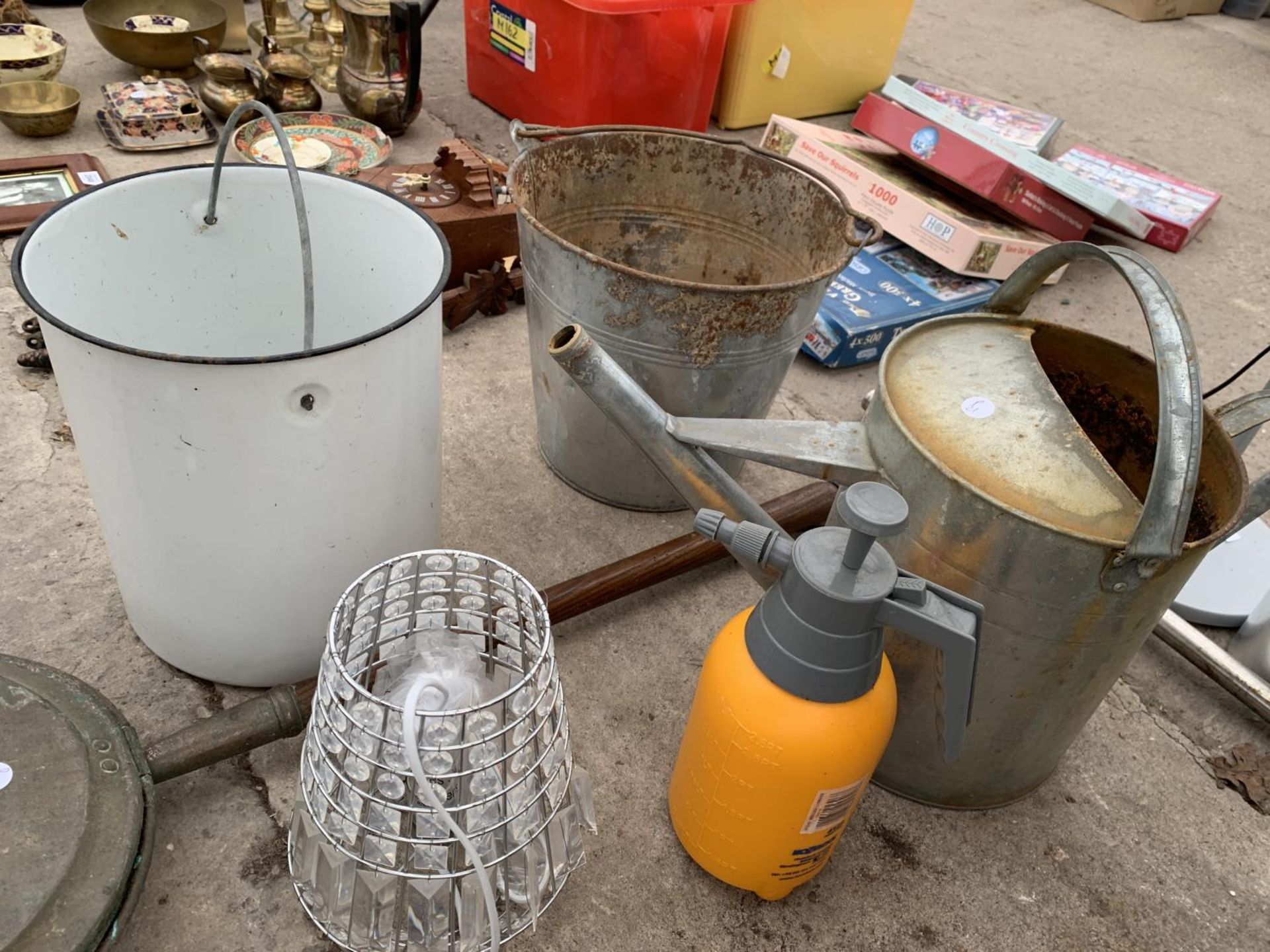 AN ASSORTMENT OF ITEMS TO INCLUDE THREE GALVANISED ITEMS, A SPRAYER, WARMING PAN, ETC - Bild 2 aus 3