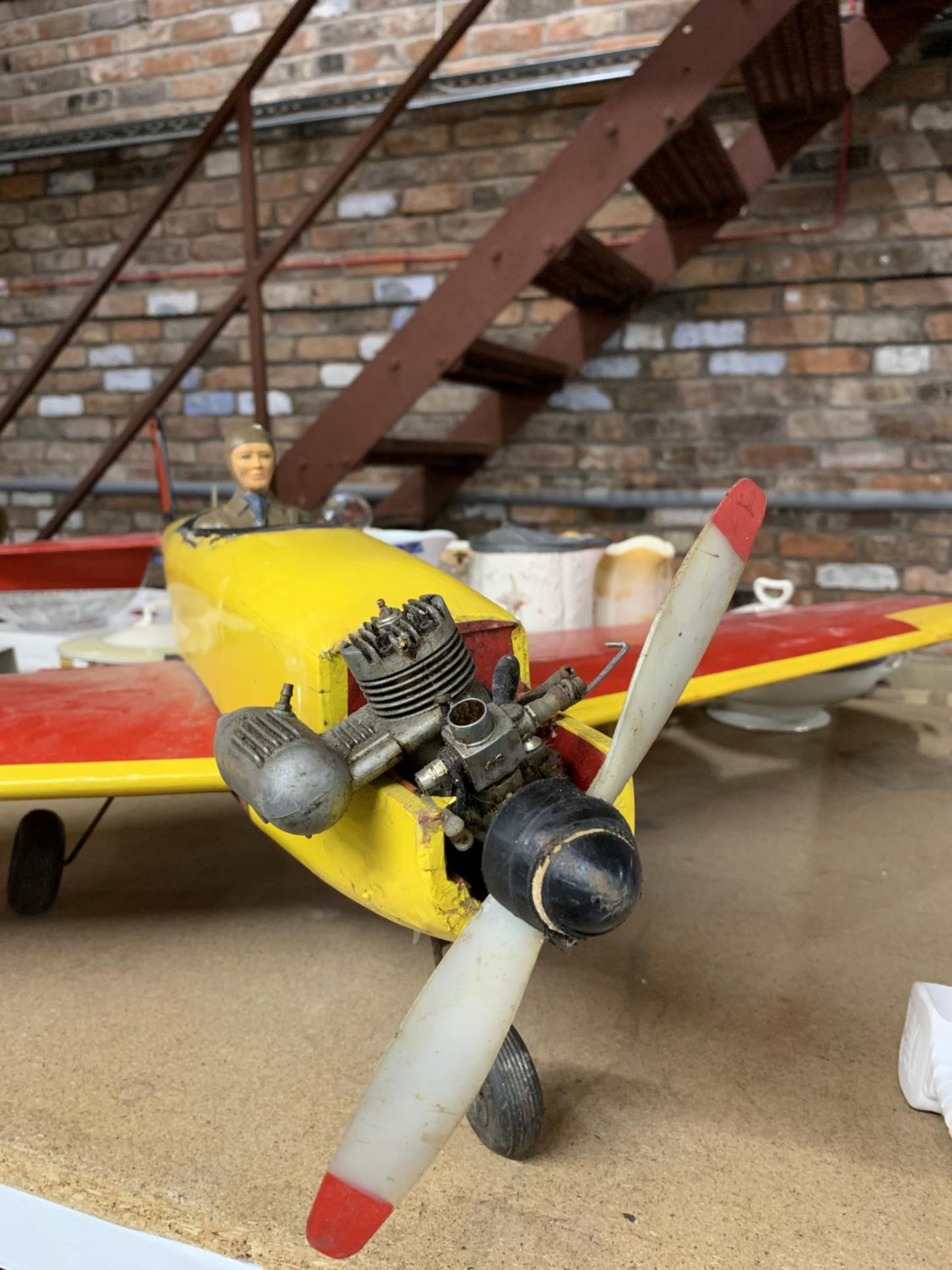 A LARGE MODEL OF PLANE WITH A PROPELLER, LENGTH APPROX 106CM, HEIGHT 23CM - Image 2 of 4