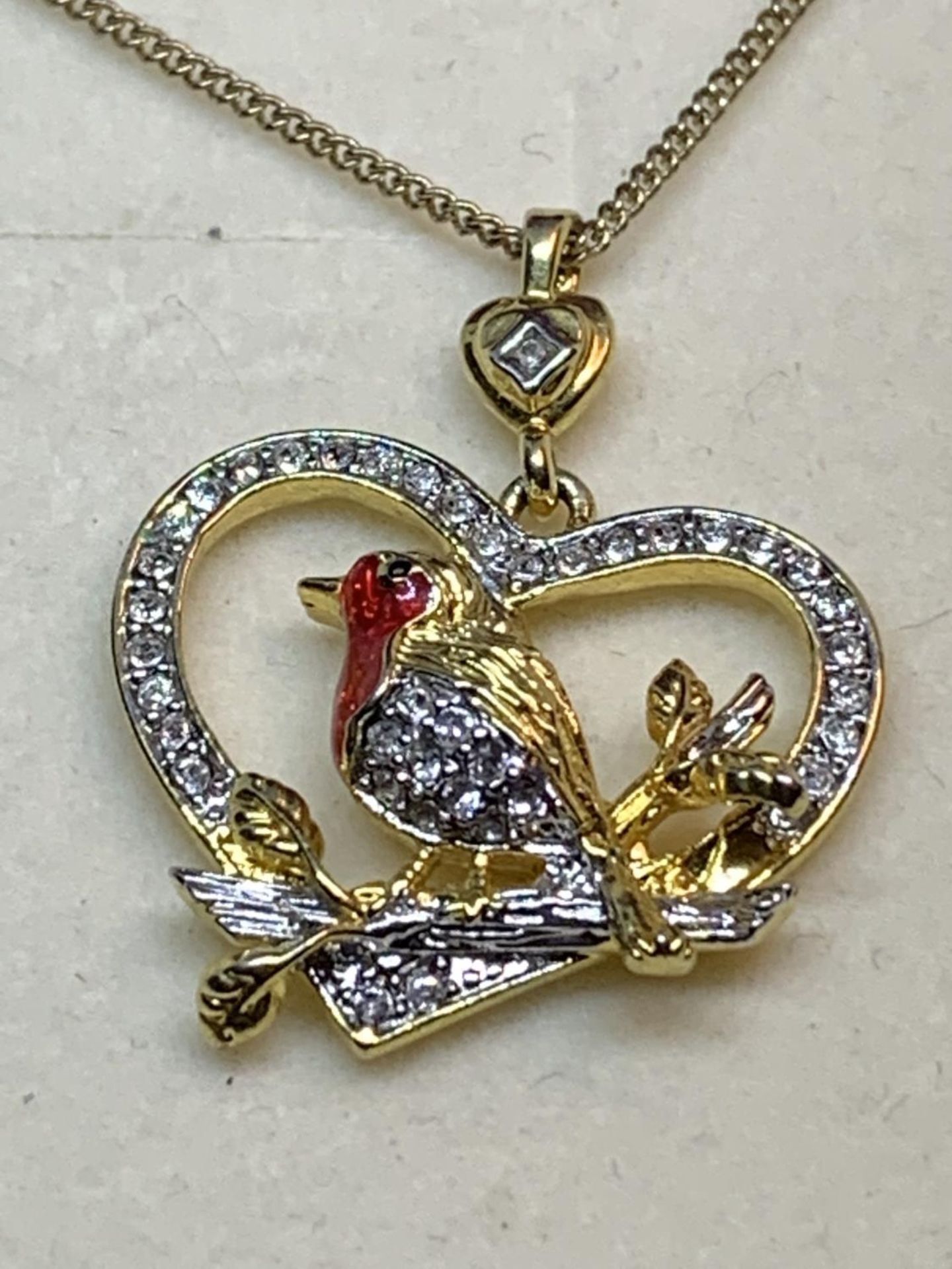 A NECKLACE WITH A CRYSTAL ROBIN PENDANT IN A PRESENTATION BOX - Image 2 of 3
