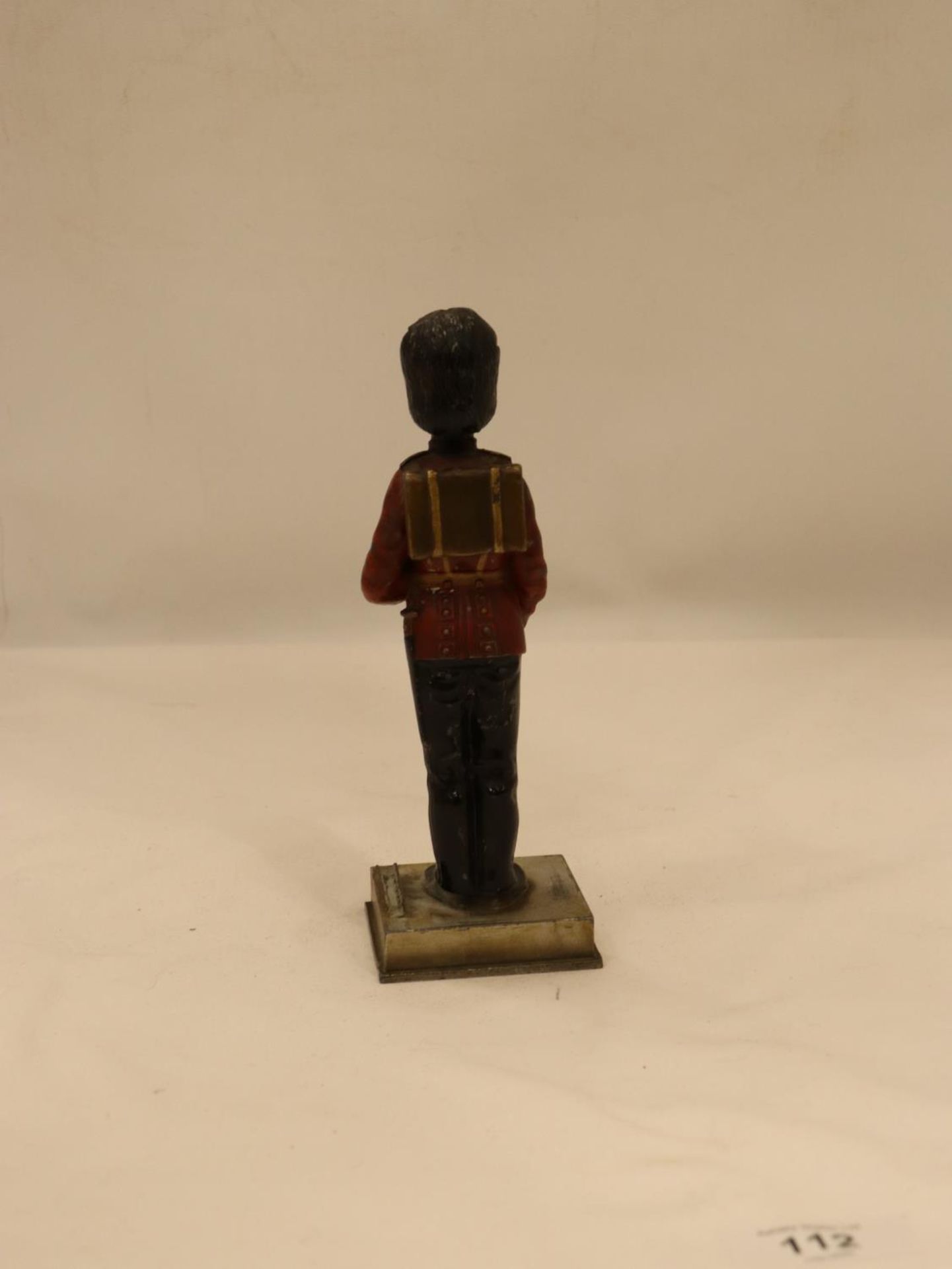 A VINTAGE PAINTED BRONZE OF A GRENADIER GUARD, HEIGHT 20CM - Image 3 of 4