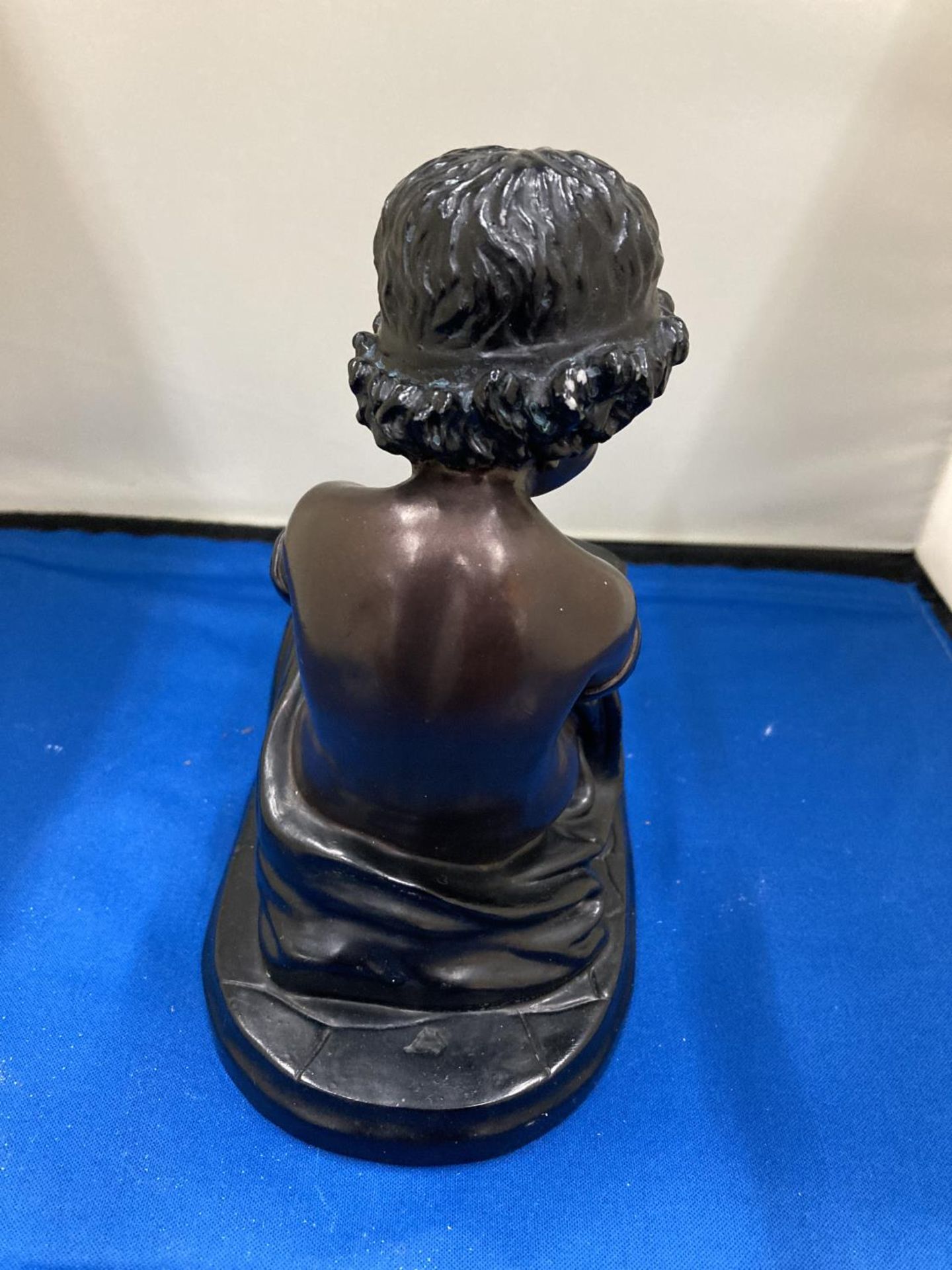 A BRONZED FIGURE OF A YOUNG GIRL - Image 3 of 3