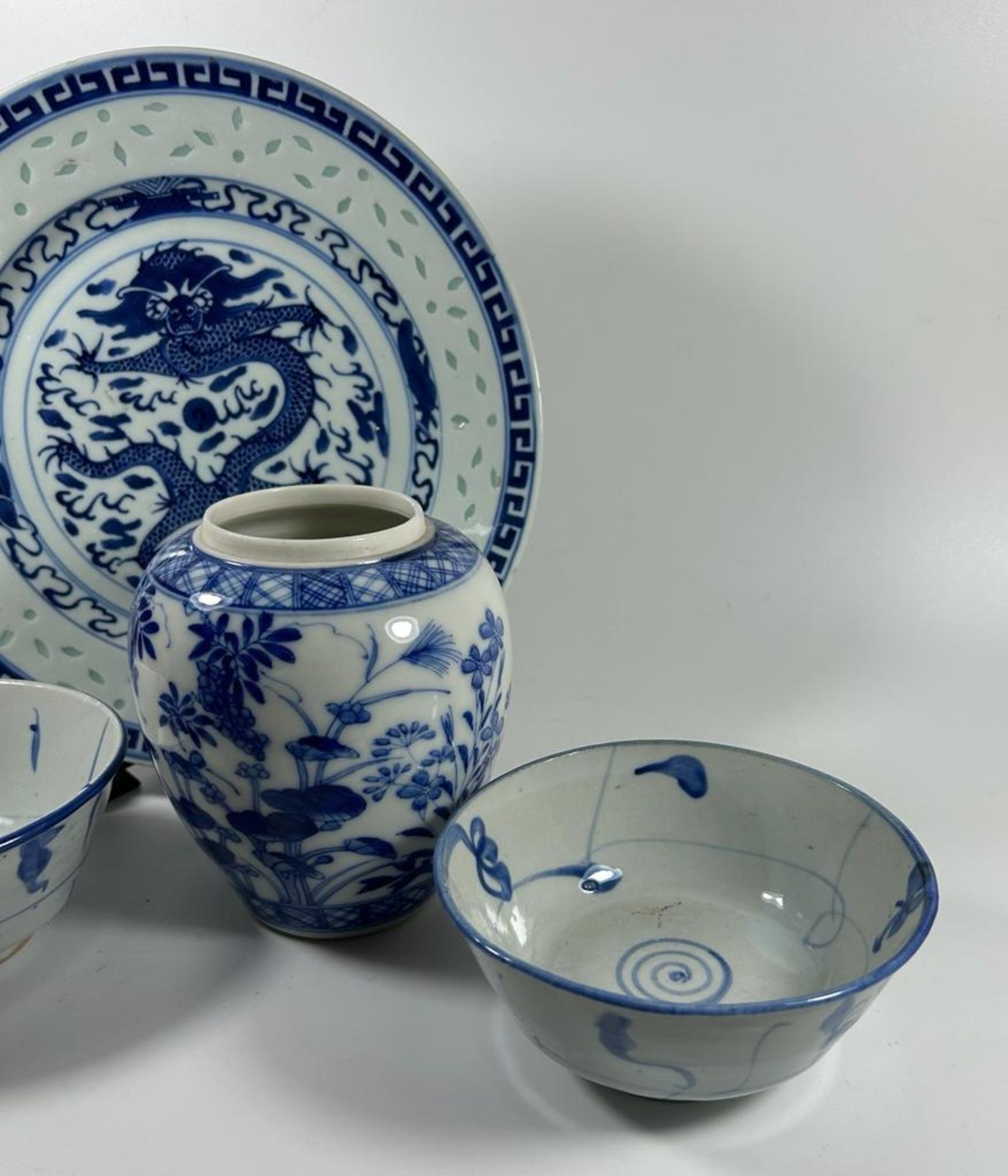 A GROUP OF CHINESE BLUE AND WHITE PORCELAIN ITEMS - DRAGON PLATE WITH FOUR CHARACTER MARKS, JAPANESE - Image 3 of 3