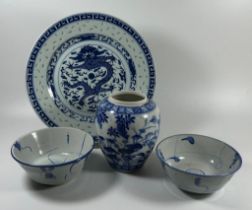 A GROUP OF CHINESE BLUE AND WHITE PORCELAIN ITEMS - DRAGON PLATE WITH FOUR CHARACTER MARKS, JAPANESE