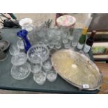 AN ASSORTMENT OF GLASSWARE TO INCLUDE A SILVER PLATED TRAY