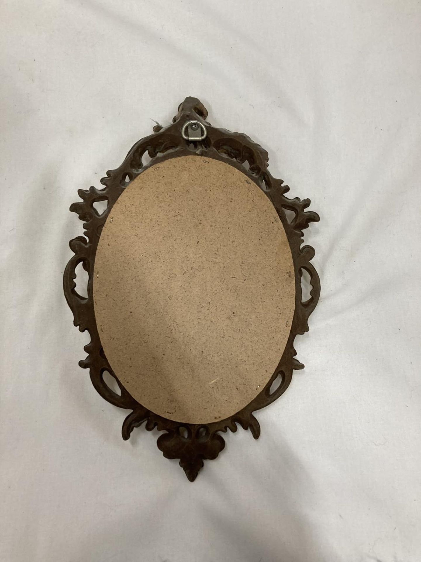 A SMALL OVAL GILT MIRROR, PLEASE NOTE THE SIZE, 19CM X 29CM - Image 4 of 4