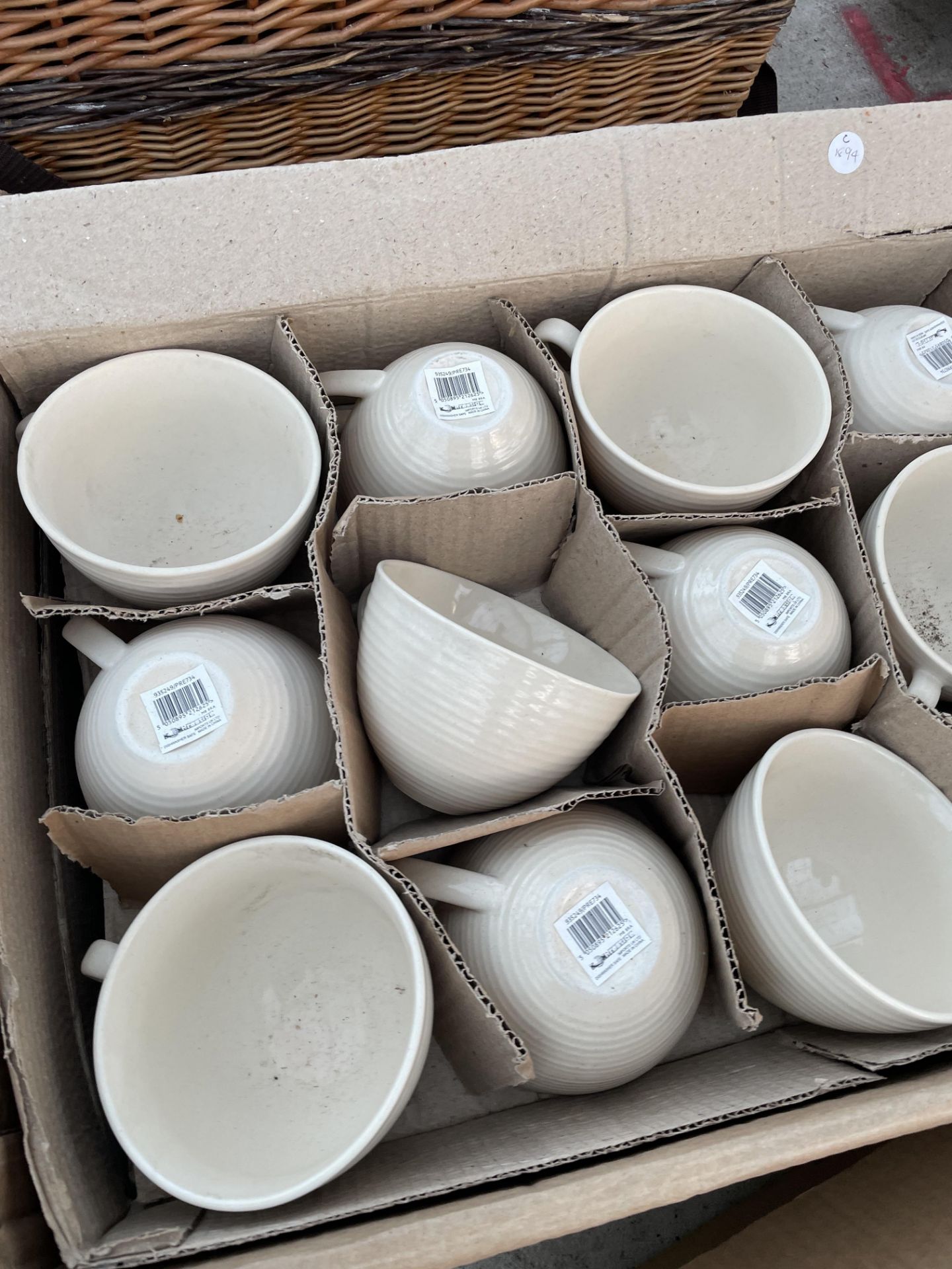 A LARGE QUANTITY OF AS NEW COFFEE CUPS AND TEAPOT LIDS ETC - Bild 2 aus 2