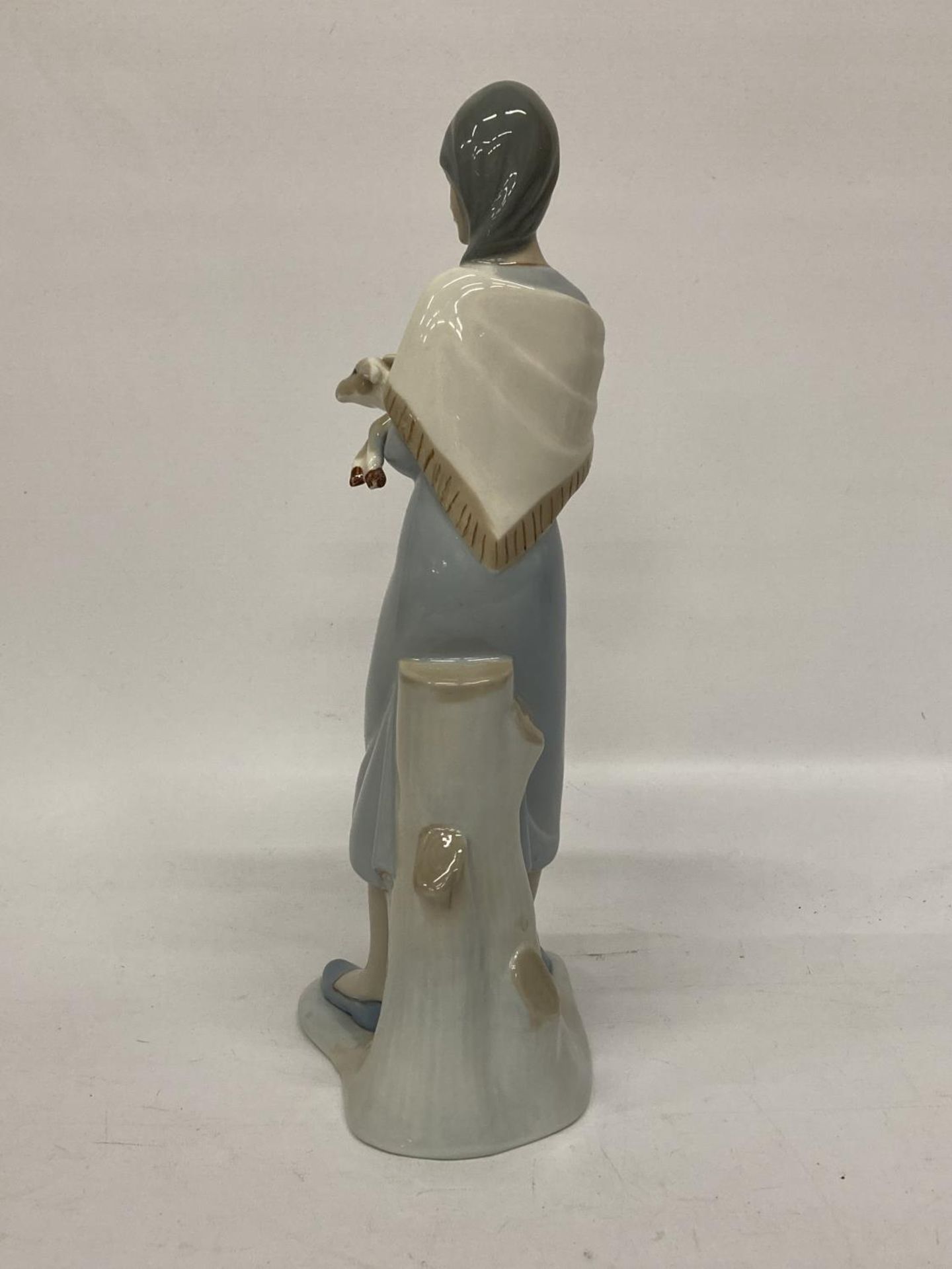 A LLADRO STYLE LADY FIGURE HOLDING A LAMB - Image 3 of 4