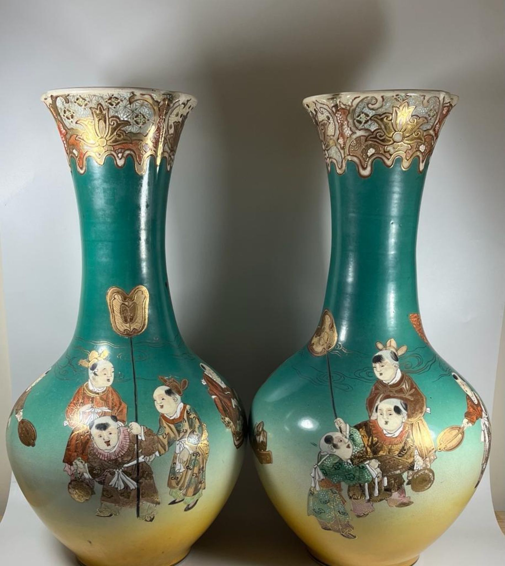 A HUGE PAIR OF JAPANESE MEIJI PERIOD (1868-1912) SATSUMA VASES WITH FIGURES DESIGN, HEIGHT 49CM - Image 2 of 8