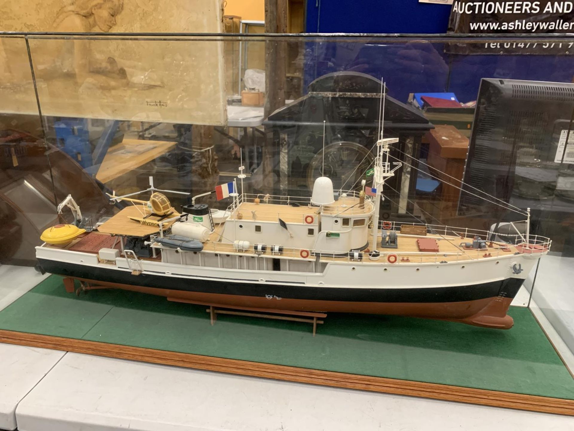 A LARGE MODEL OF A BOAT WITH HELICOPTER IN A GLASS CASE - Bild 2 aus 5