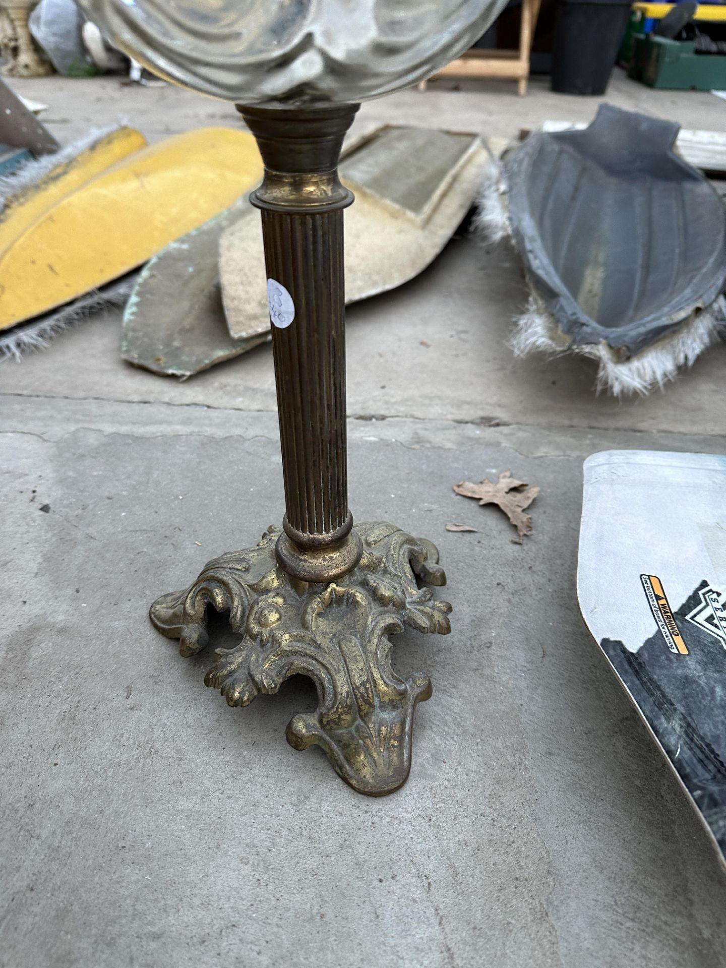 A VINTAGE BRASS OIL LAMP WITH GLASS FUNNEL - Image 2 of 3