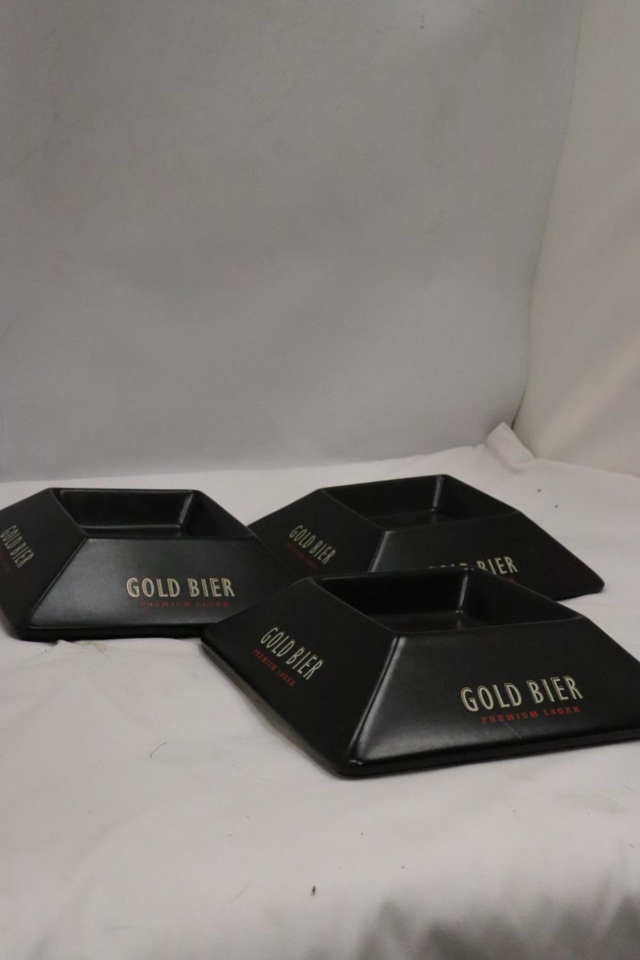 THREE GOLD BIER CERAMIC PYRAMID ASHTRAYS - Image 3 of 3