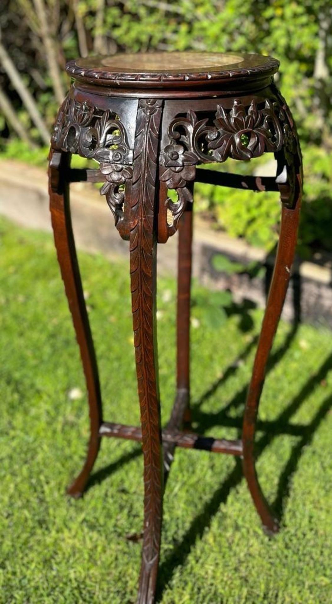 A TALL CHINESE QING 19TH CENTURY CARVED ROSEWOOD JARDINIERE STAND WITH MARBLE TOP, HEIGHT 91CM - Bild 3 aus 5