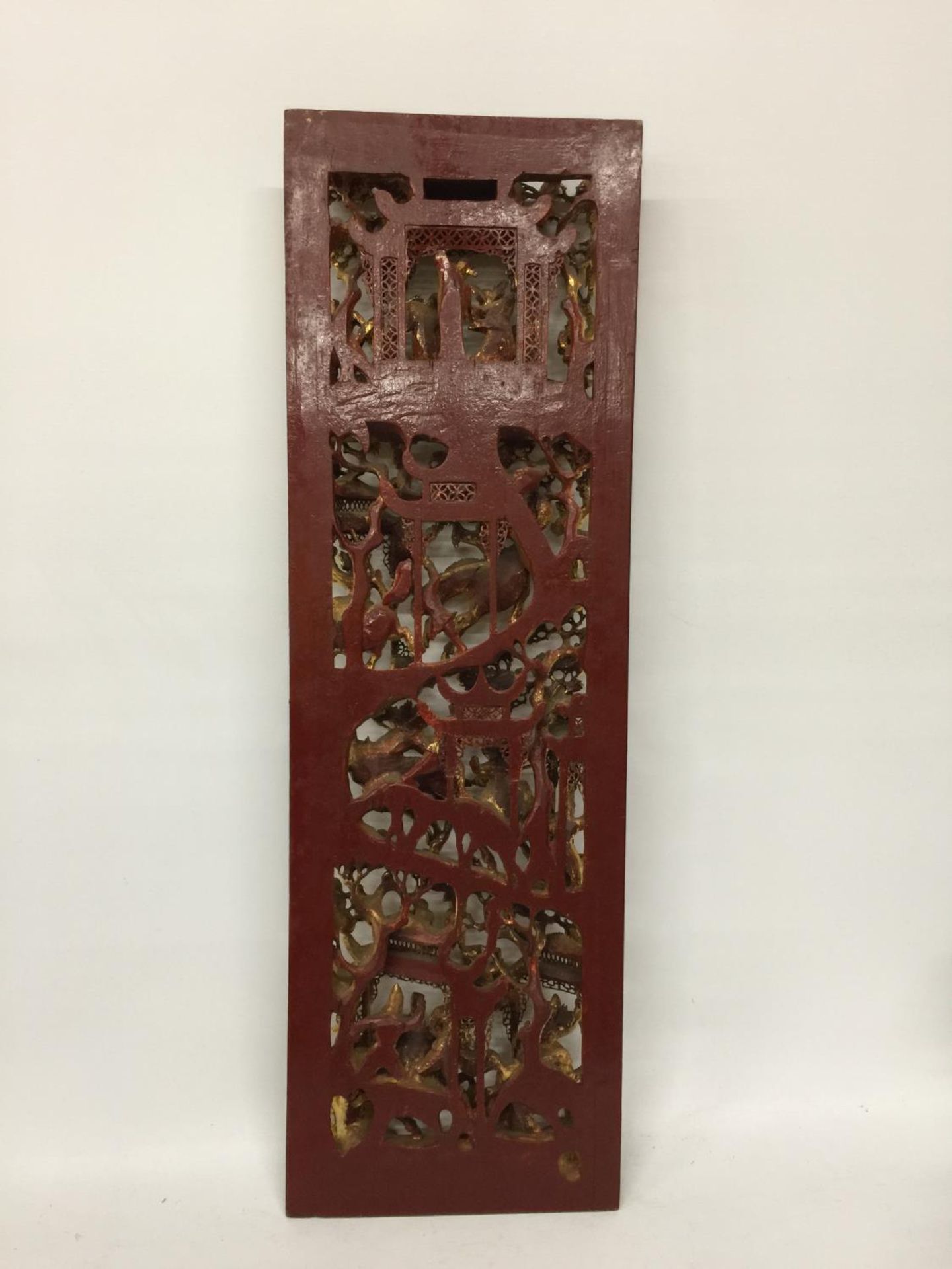 A CHINESE GILT CARVED LACQUERED WOODEN BATTLE SCENE PLAQUE PANEL - Image 5 of 5